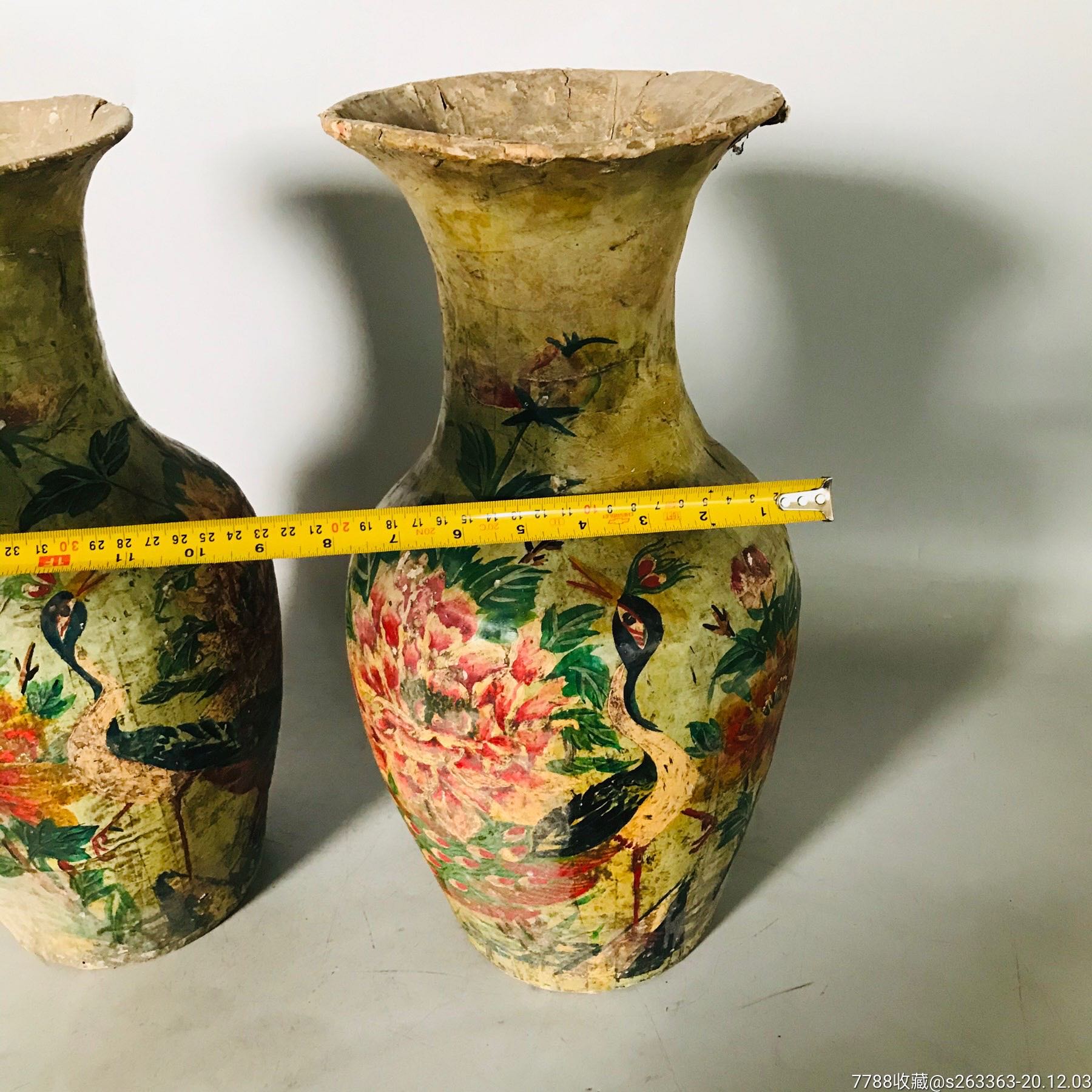 老纸胎漆画孔雀牡丹花瓶一对