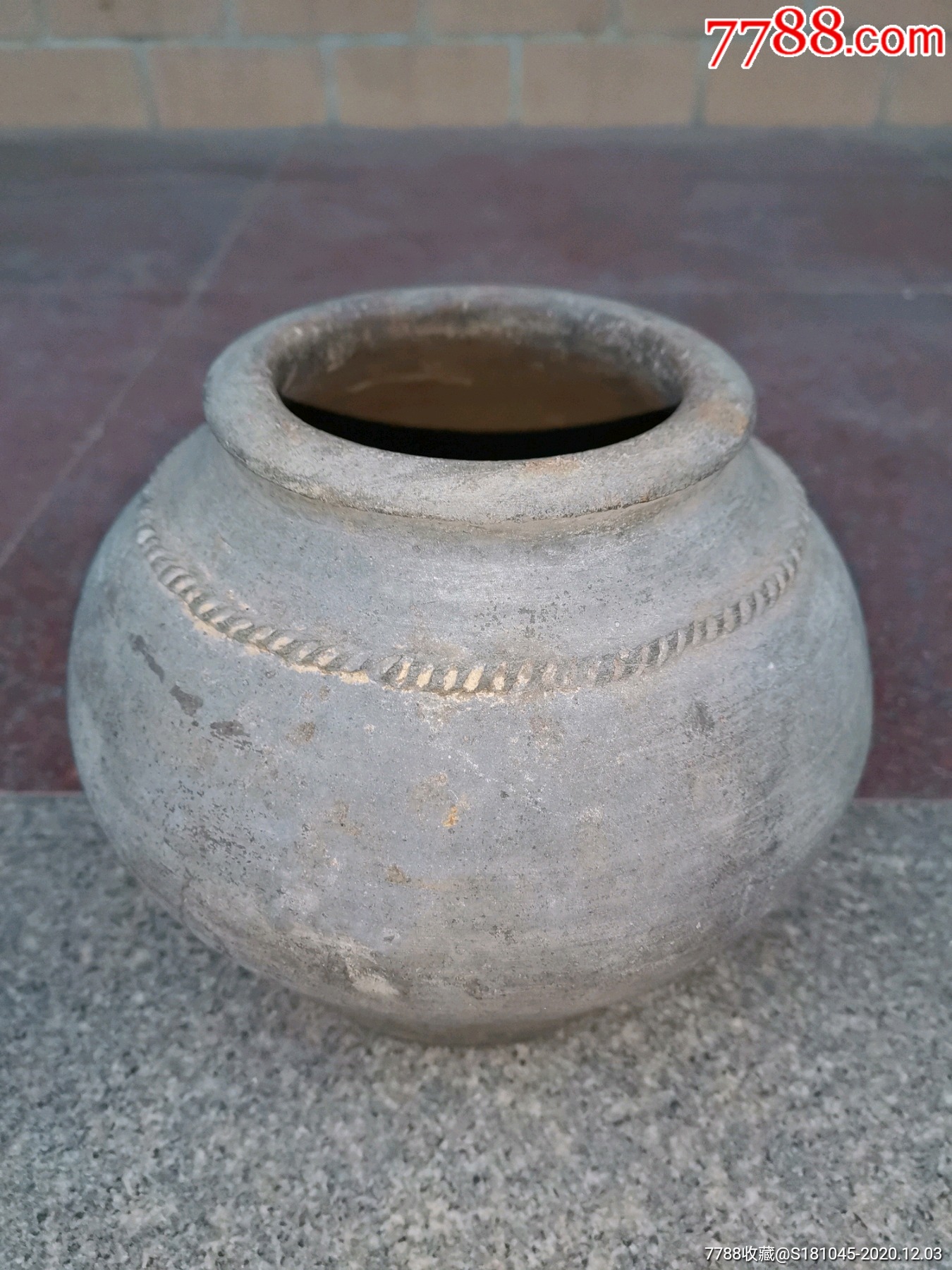 带牛绳花腰带的灰陶罐一只