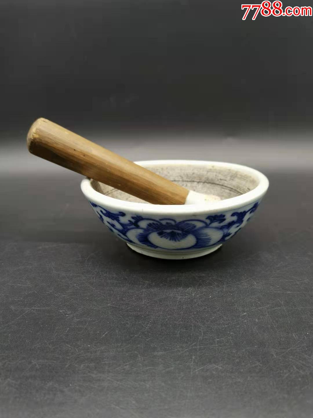 清代青花缠枝莲药捻