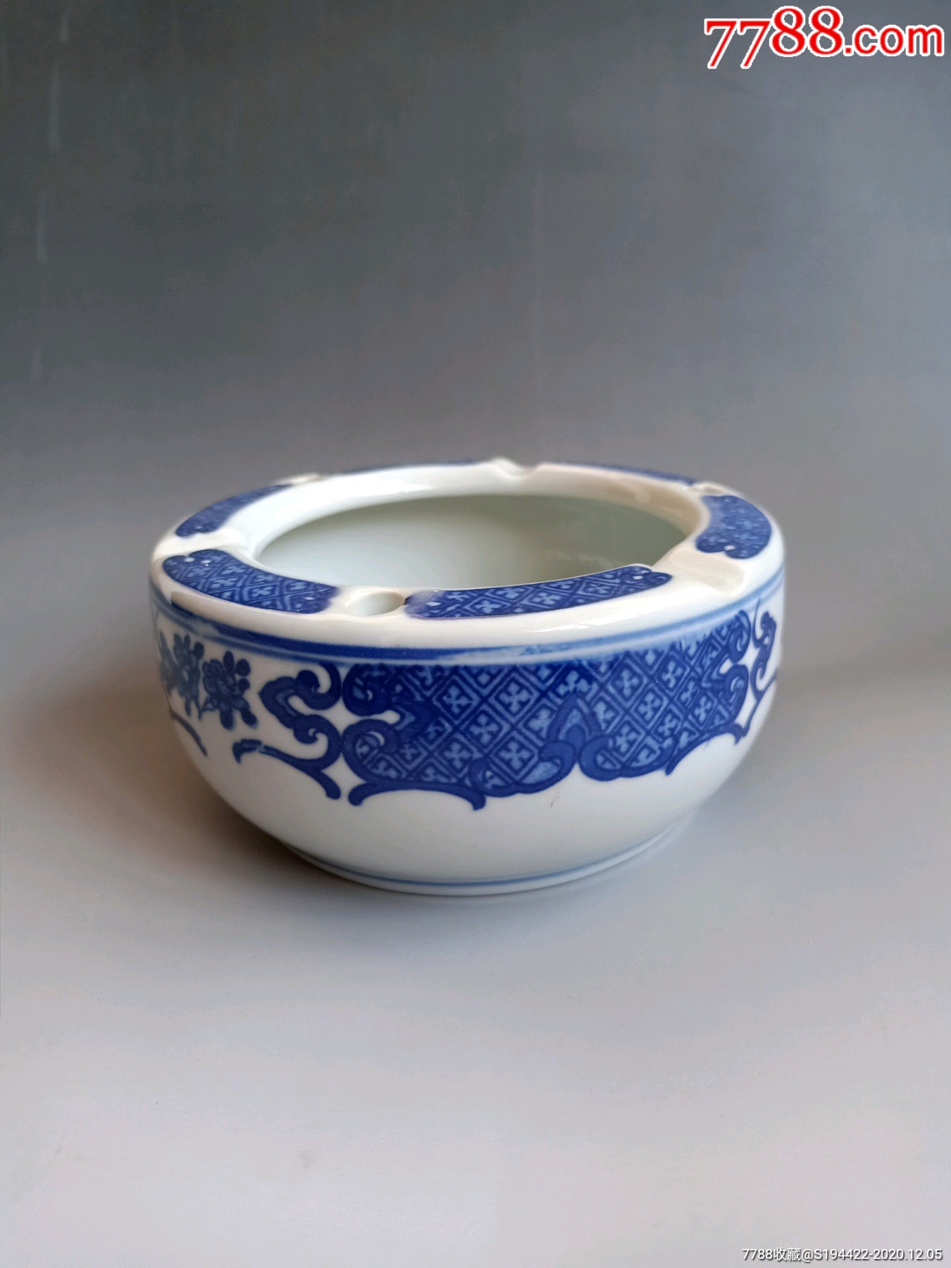 青花烟灰缸一个