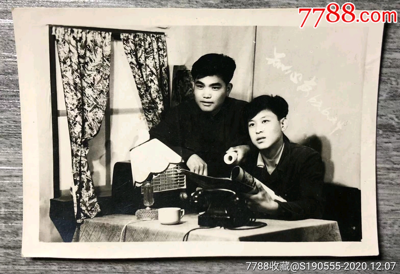 60年代两位男青年在电话机,台灯桌子前合影留念老照片(知心友)