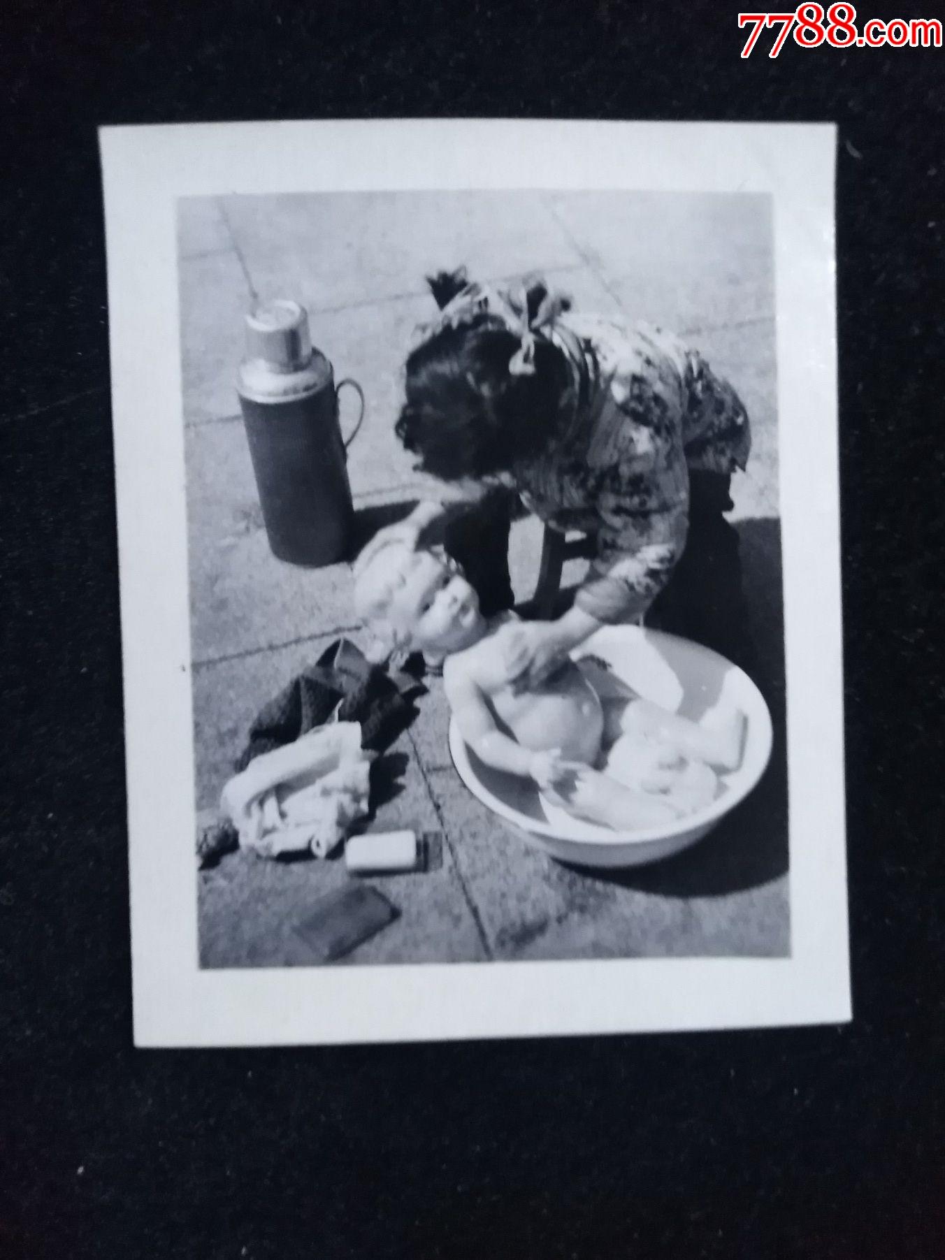 给洋娃娃玩具洗澡,1962年上海