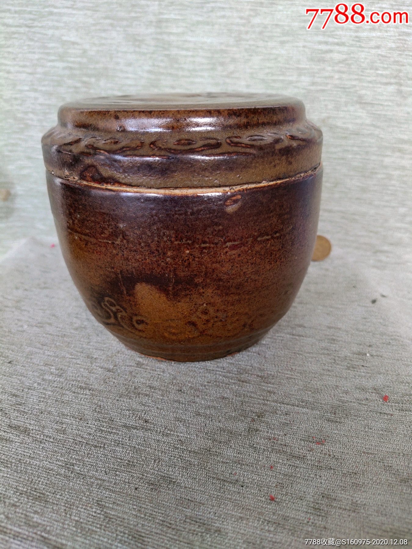 漂亮清代酱釉印花卷草狮子云纹小盖罐,盖子,口沿,底沿,小磕点,余完整