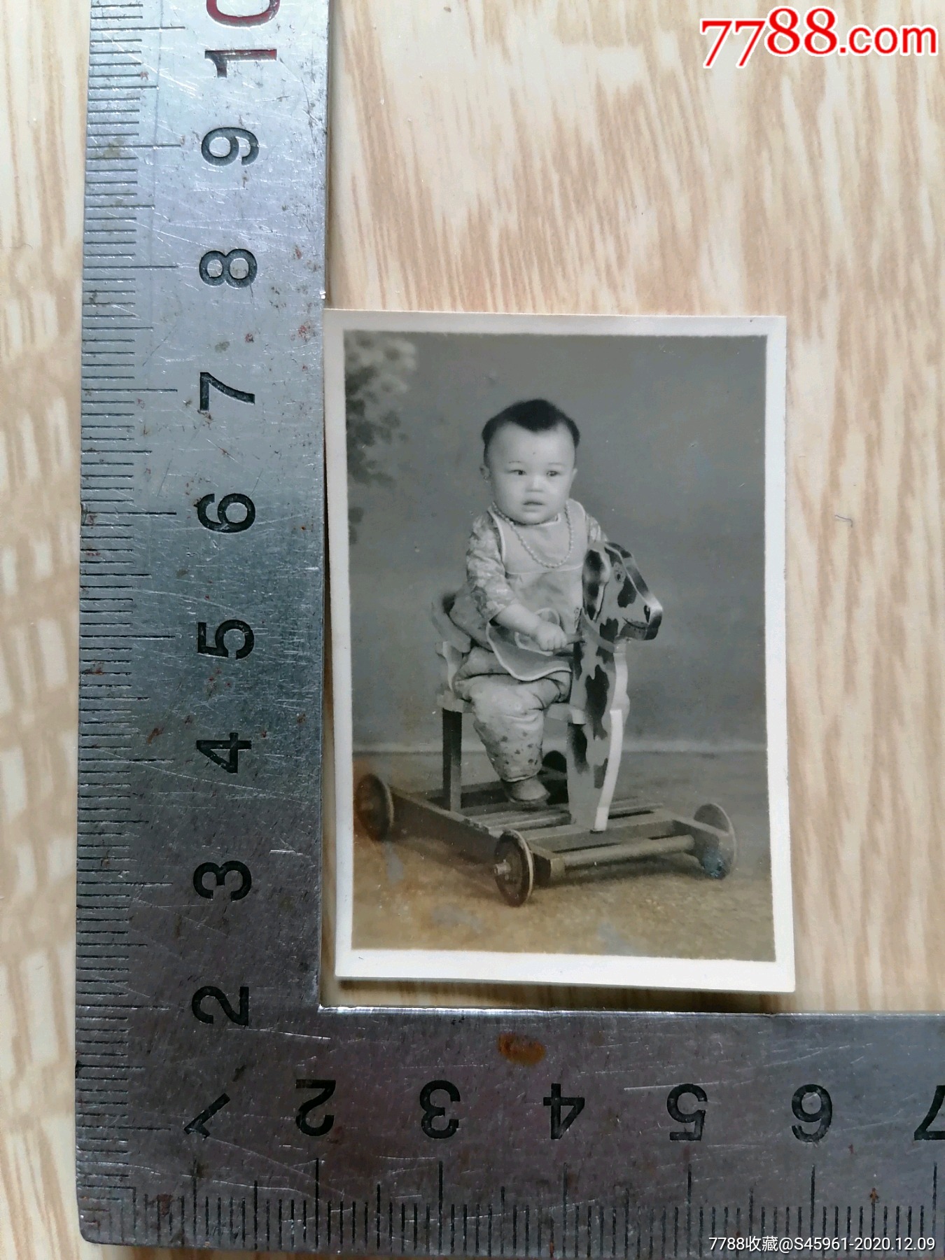 1958年小孩骑木马