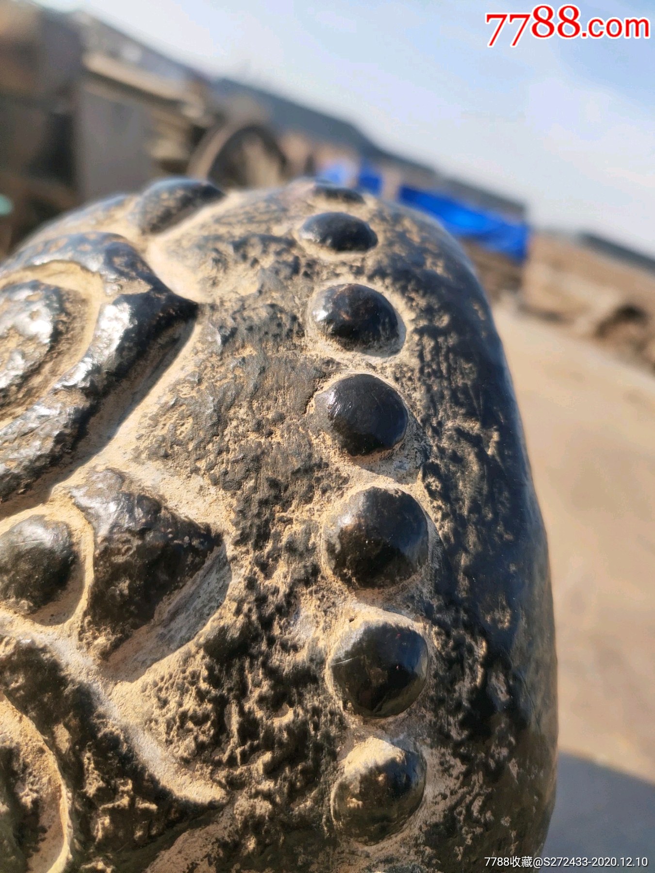 墨玉石,高浮雕莲花瓣纹石臼,雕工精美,包浆浑厚自然,实属难得-石臼