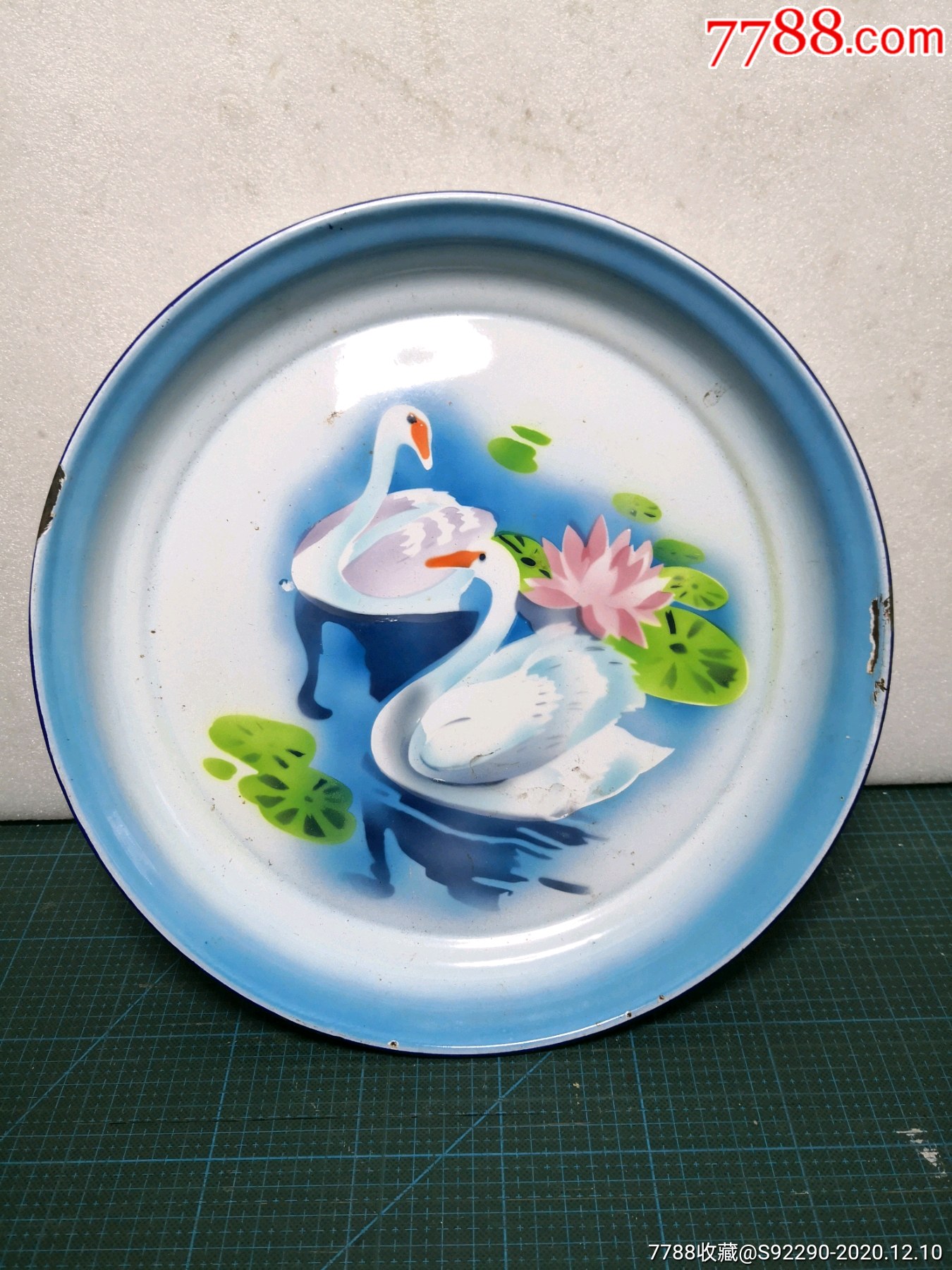 天鹅图案的搪瓷盘