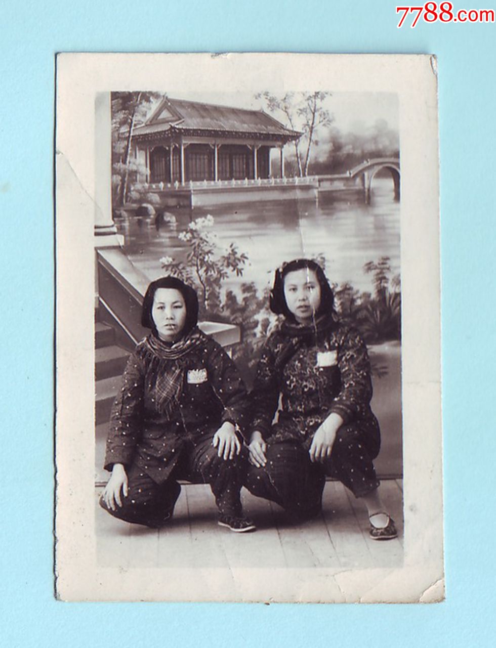 1956年两名女青年合影黑白照片,发型,衣服,鞋子很有时代感-老照片