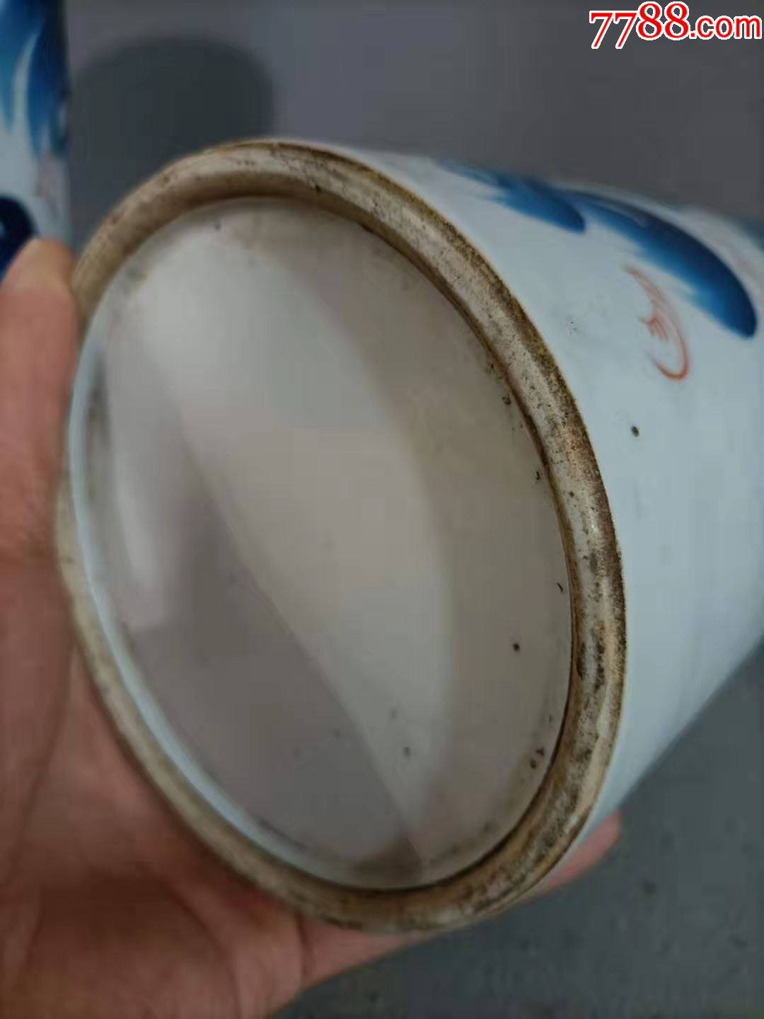 民国晚期名家胡海清名家出品,青花釉里红蓝狮描金边帽筒一对