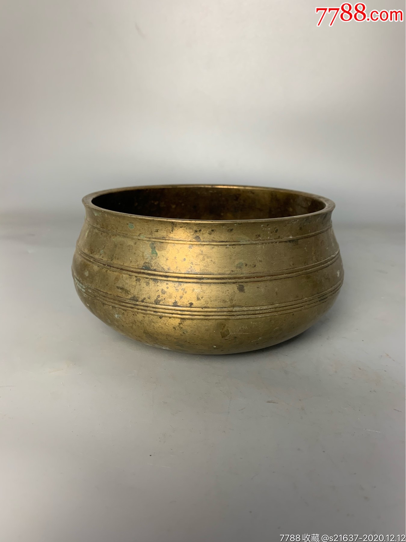 弦纹铜钵盂