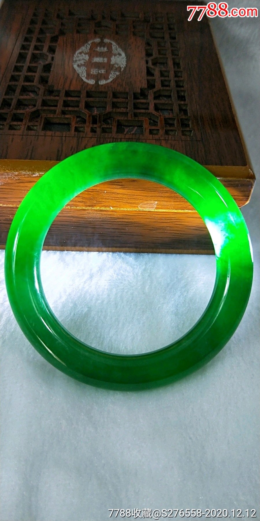 缅甸帝王绿,纯天然翡翠手镯一支,精美漂亮,种水十足,翠质冰透,带上