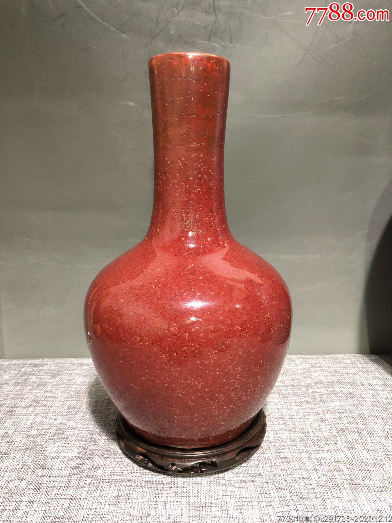 乾隆红釉天球瓶