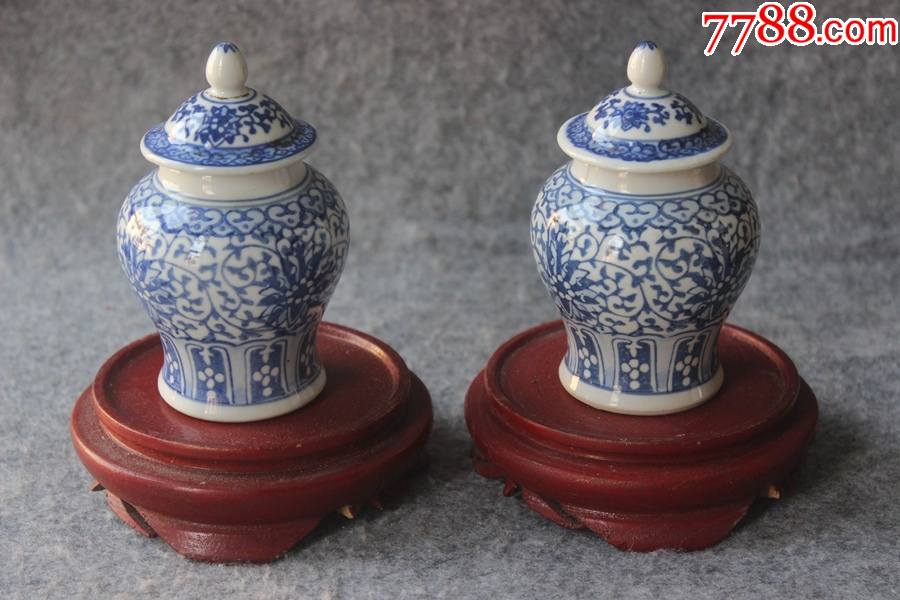 七八十年代景德镇青花福寿纹小将军罐一对总高10.5厘米zz.2985