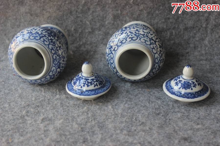 七八十年代景德镇青花福寿纹小将军罐一对总高10.5厘米zz.