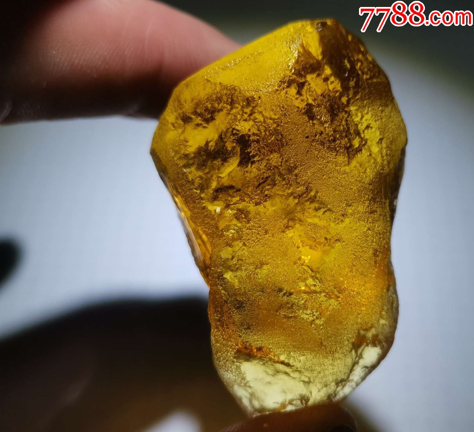 4424漂亮的金黄色新疆玻璃陨石72克