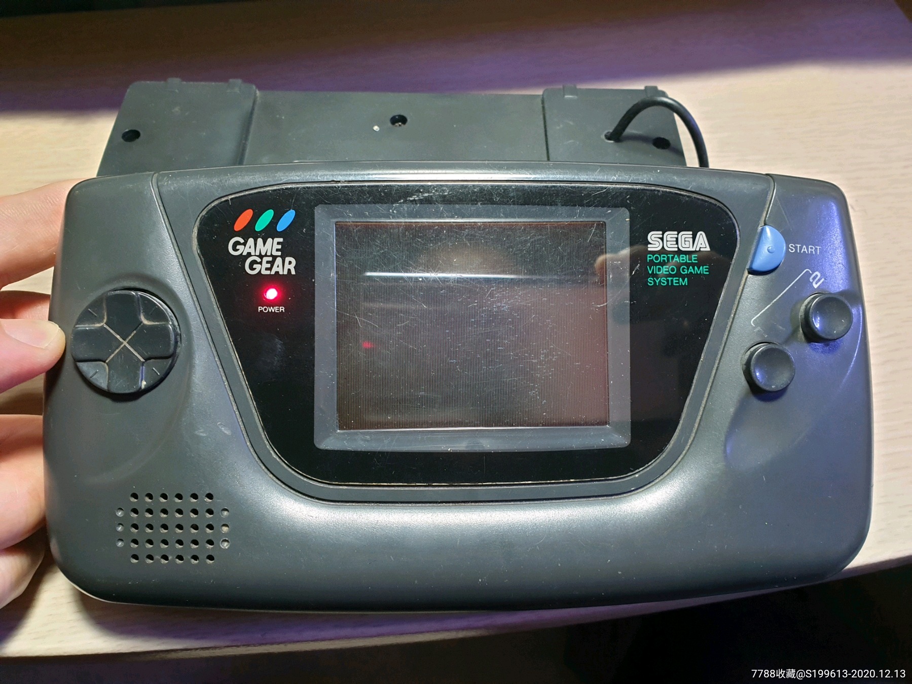 世嘉gamegear游戏掌机,一台能开机,屏幕有条纹,一台不开机,缺一个电