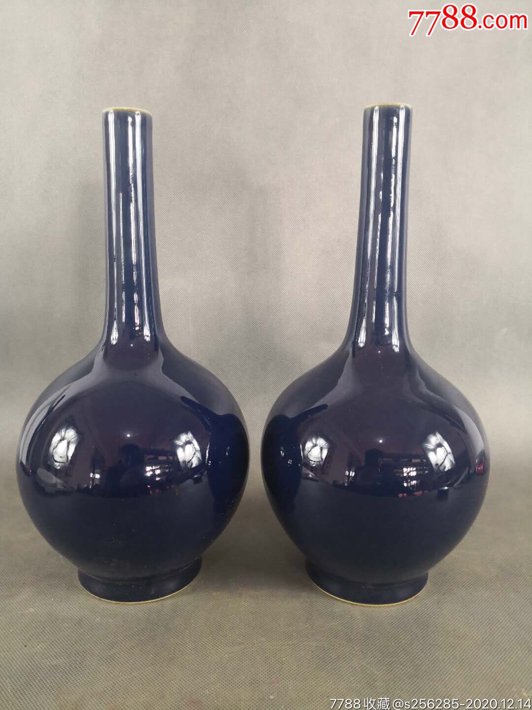 大清康熙年制霁蓝釉胆瓶一对,胎釉老道,发色纯正,保存完好