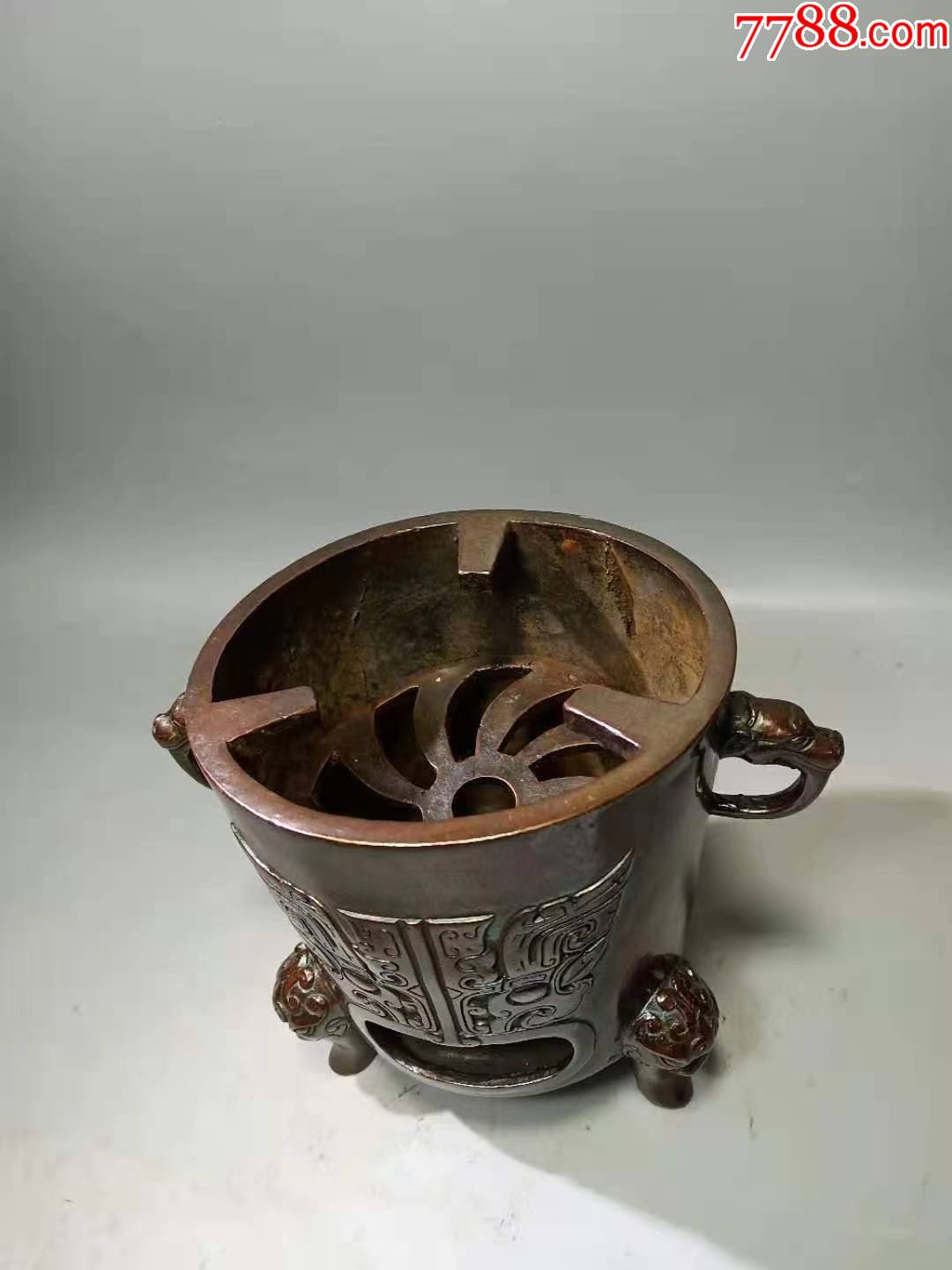 老铜炭炉,器型厚重,形制端正,通体光素,色泽雅致