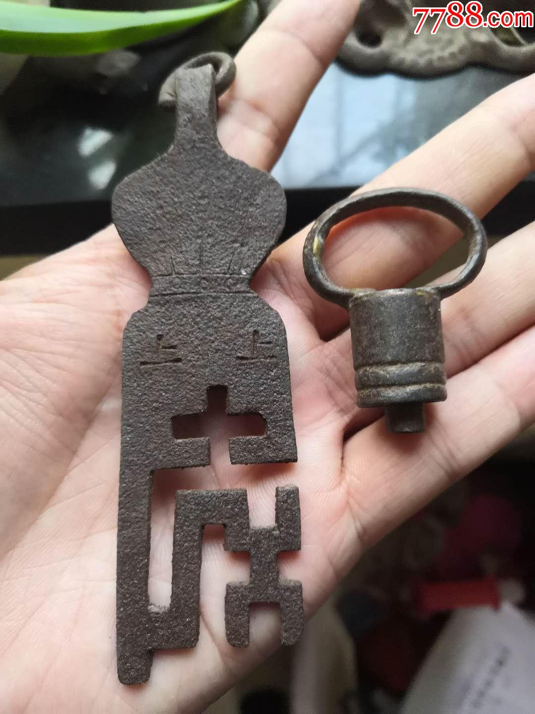 造型特殊铁钥匙两把