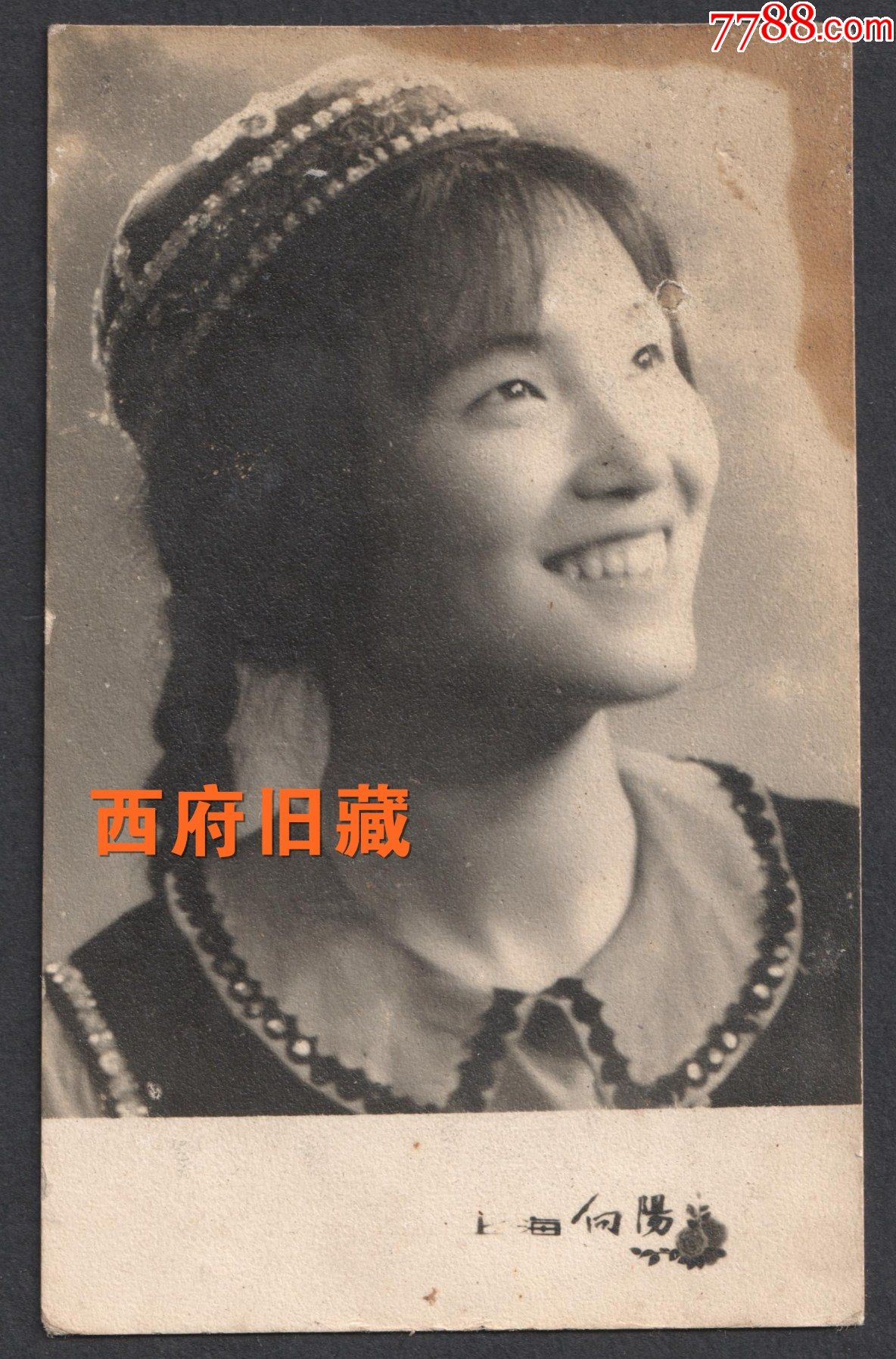 上海向阳照相馆,穿着民族服饰的年轻女孩儿