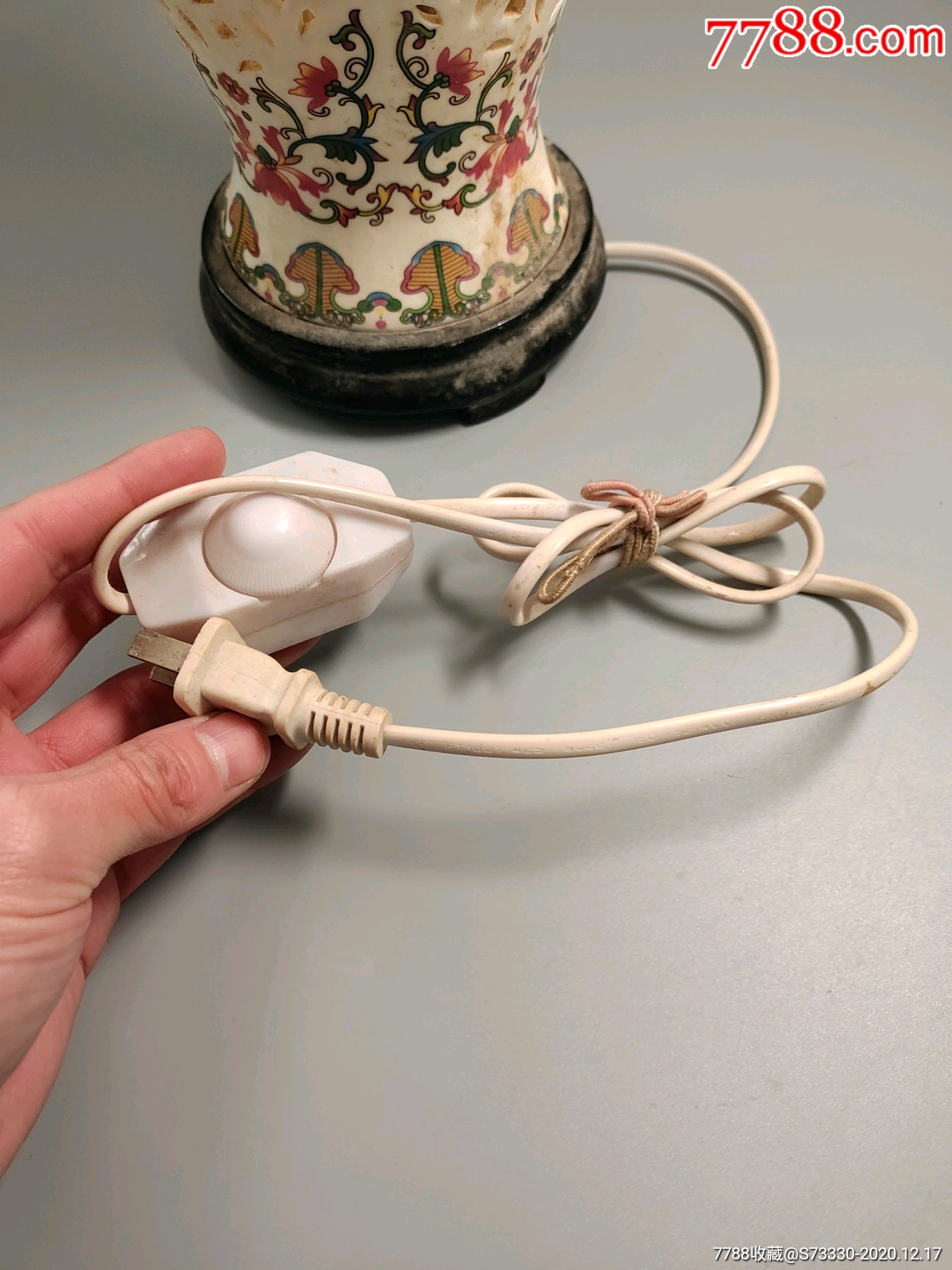 80-90年代,镂空台灯一只,灯可亮,圆形开关可调节亮度!