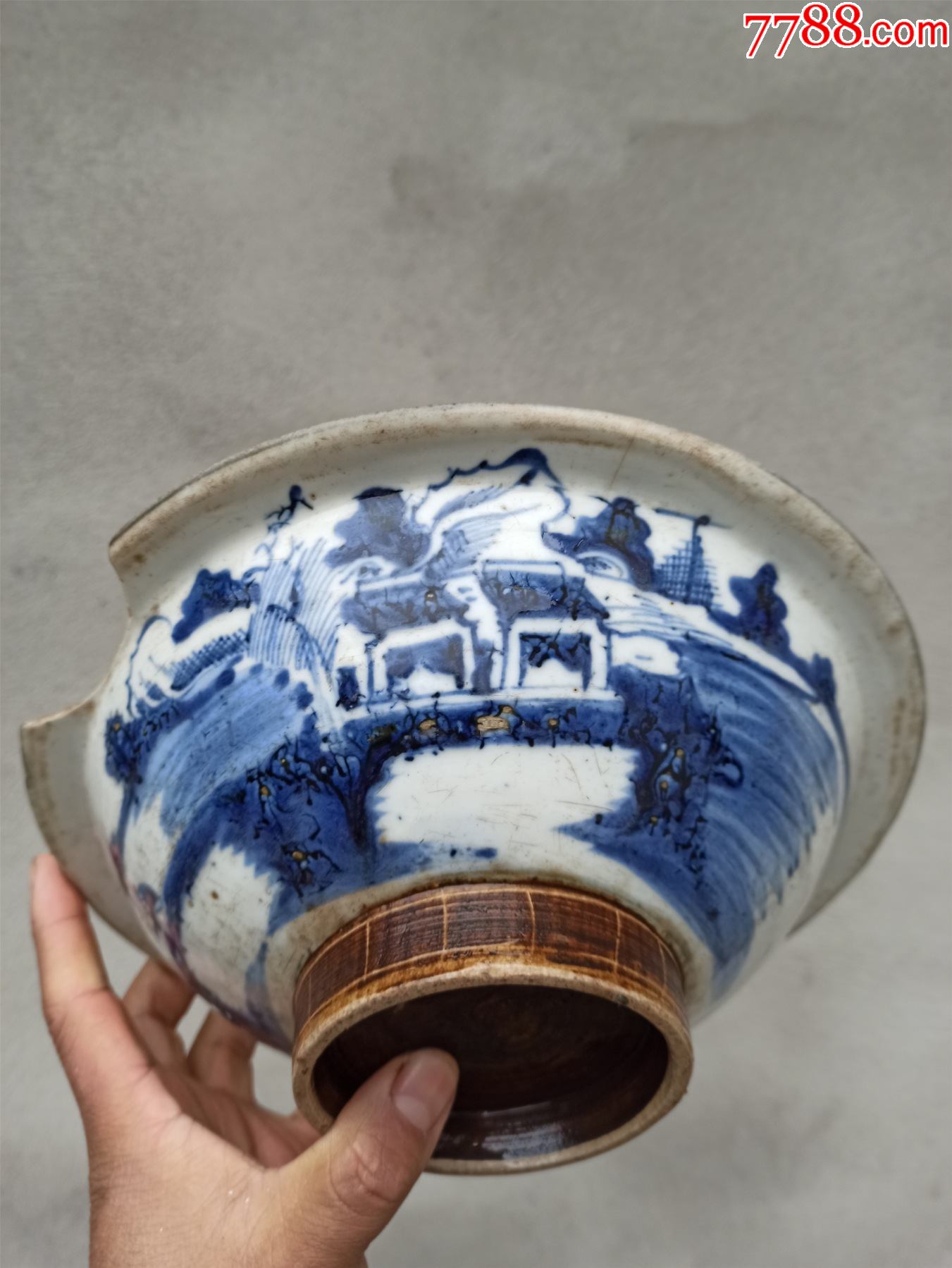 冲线的青花瓷器碗,残破如图所示