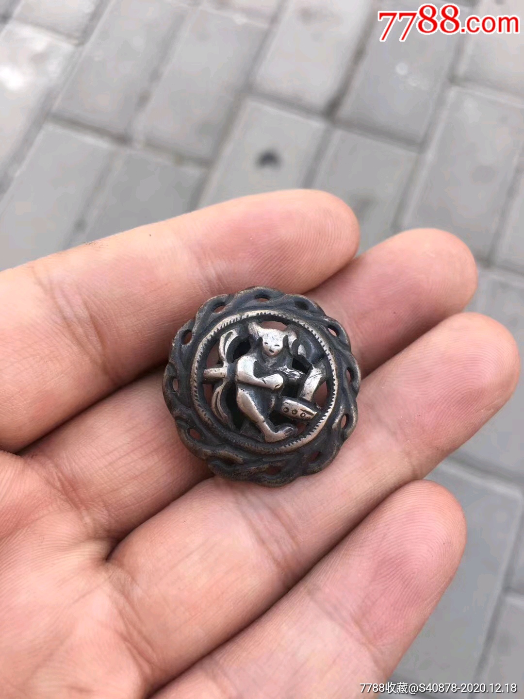 清代镂空人物银扣子