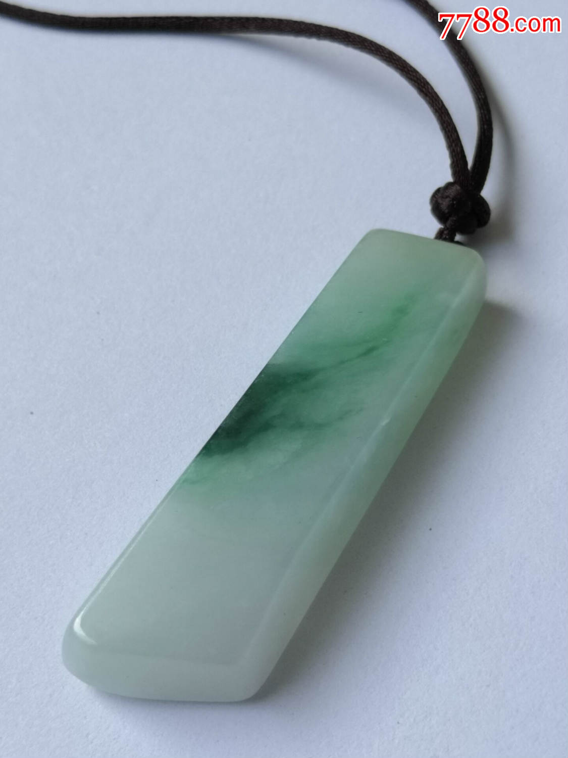 翡翠条形吊坠,特色件,飘花,种老,肉质细腻
