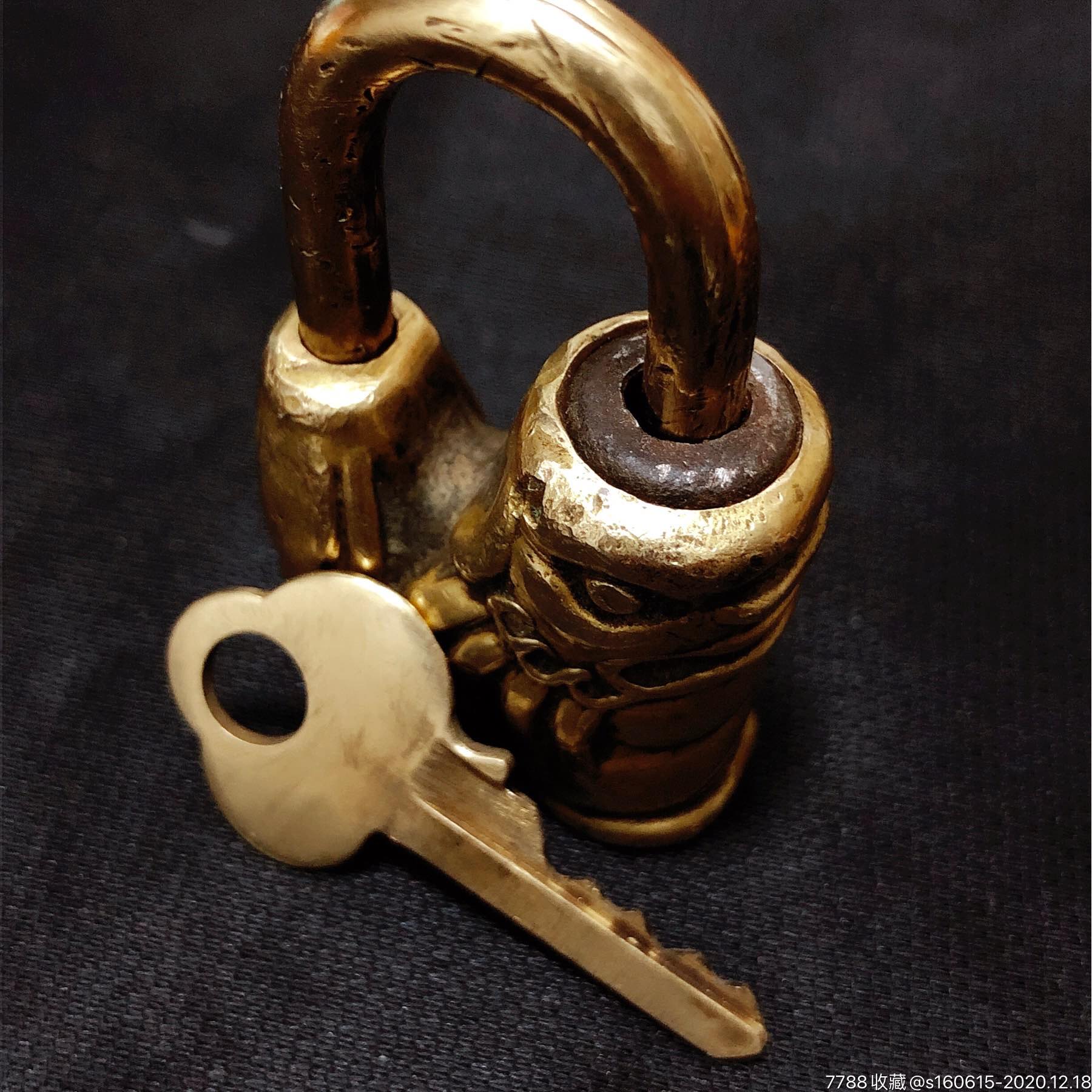 清代—黄金一样黄亮包浆的狮子动物老铜锁