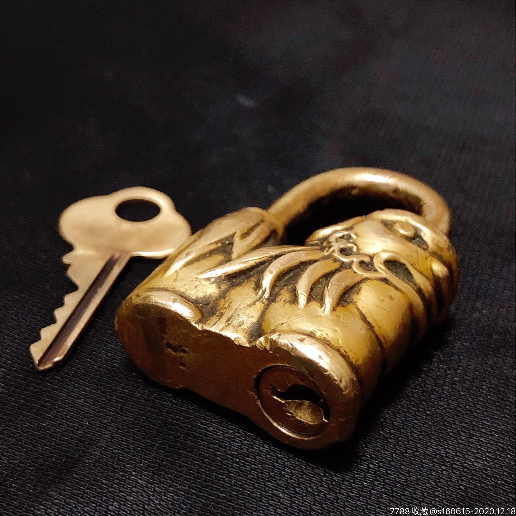 清代—黄金一样黄亮包浆的狮子动物老铜锁