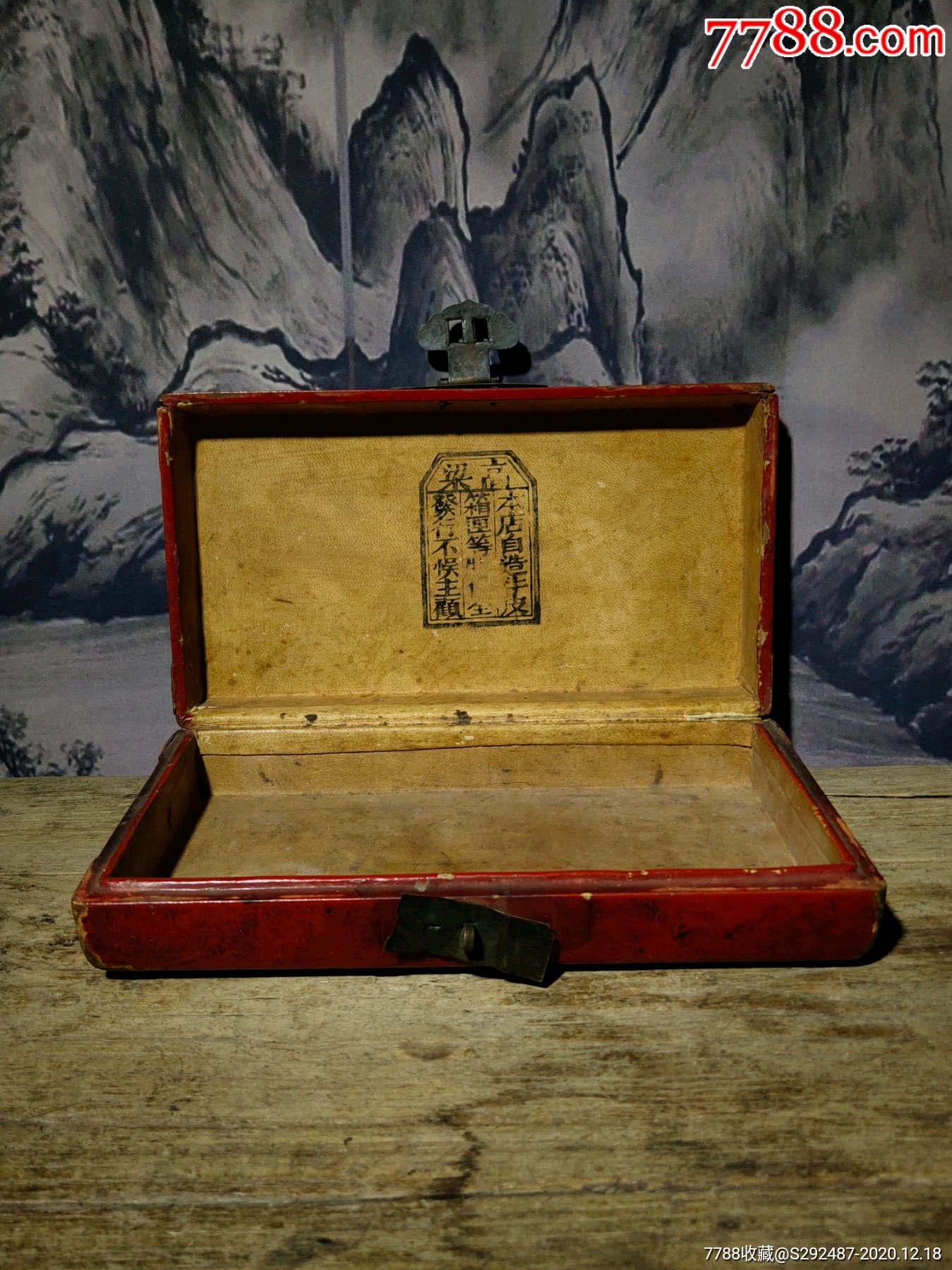 红漆漂亮,皮质极好,字体工整,古意盎然,古代人都用牛皮盒来装书