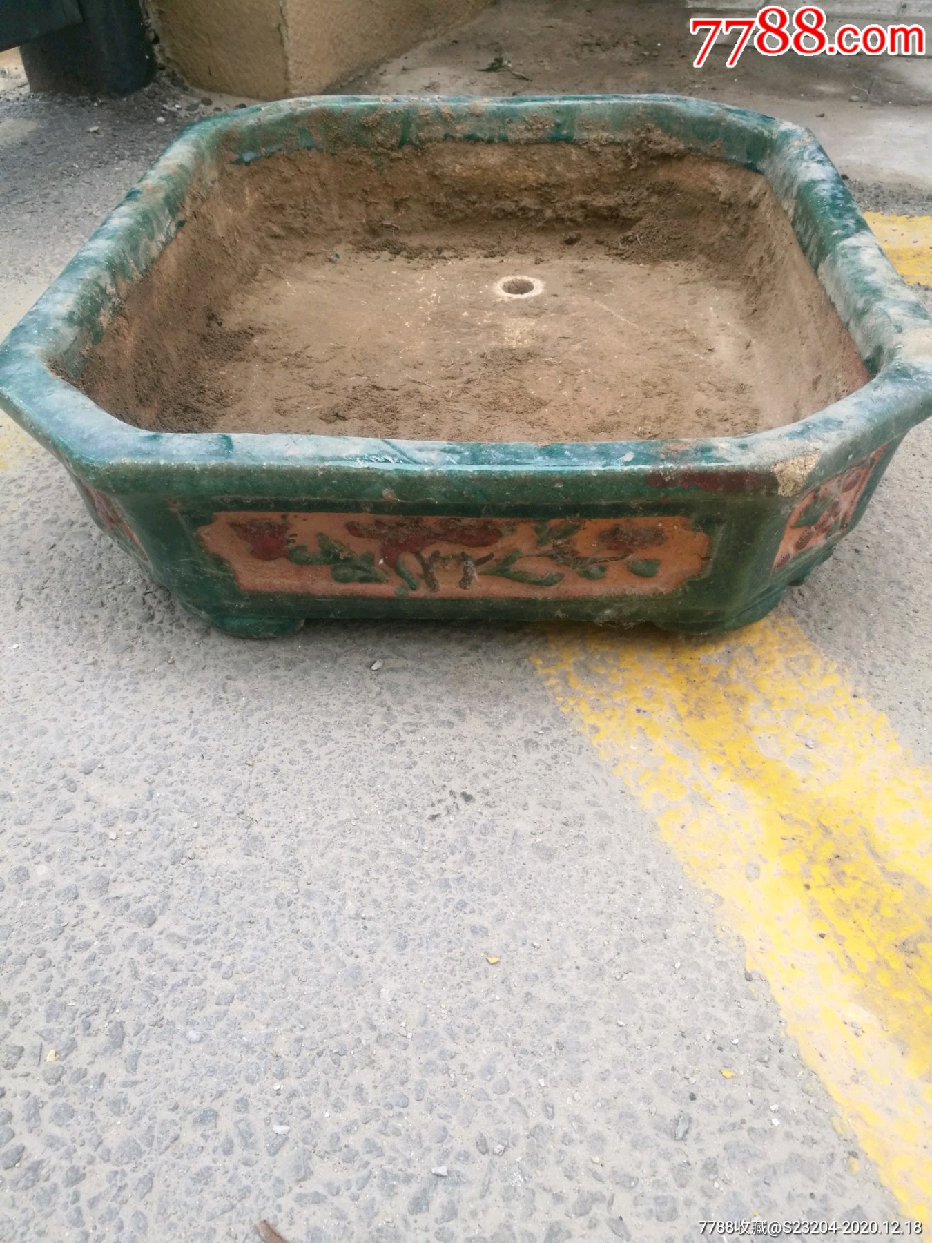 民国老绿陶雕瓷人物图大花盆