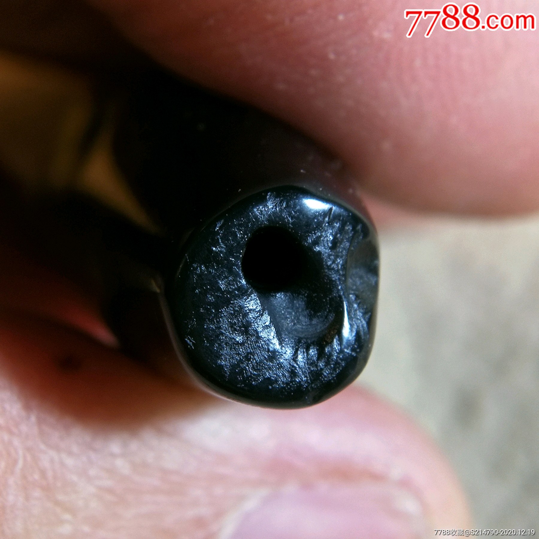 黑财神玛瑙勒子,基本不透光,品相完整,缠丝靓丽带中间一个白色三角佛