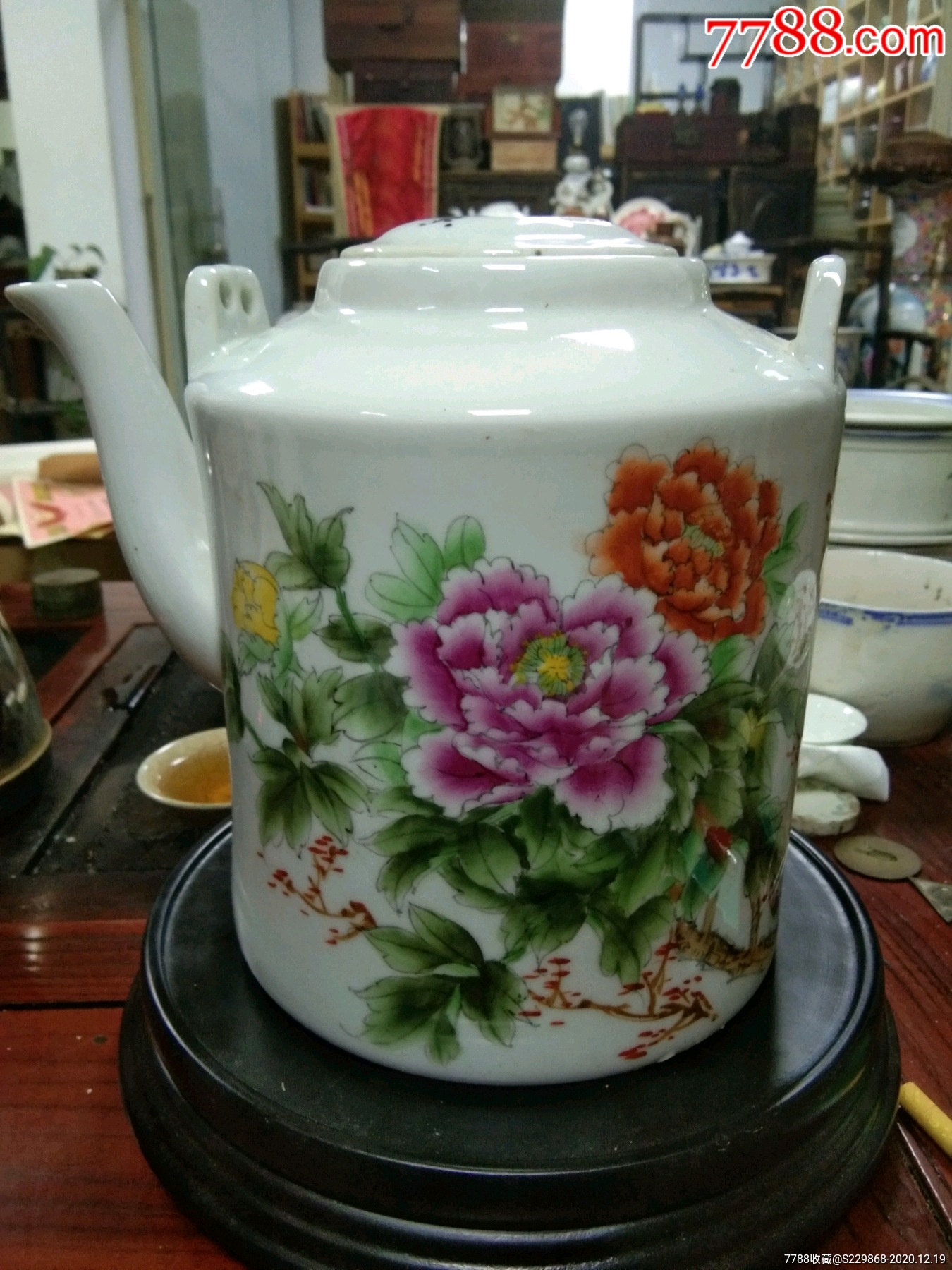 潮州枫溪产釉上花卉图案提梁壶,背后文字花开富贵,底款中国制造,高约