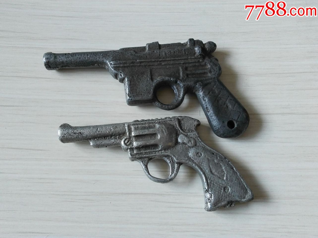 两种铝制玩具枪