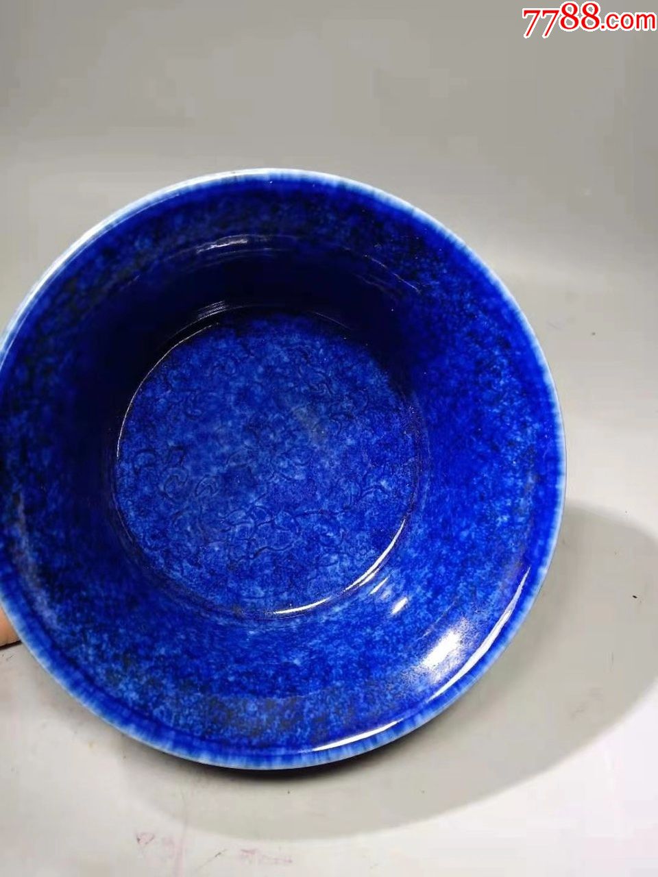 洒蓝釉暗花大碗