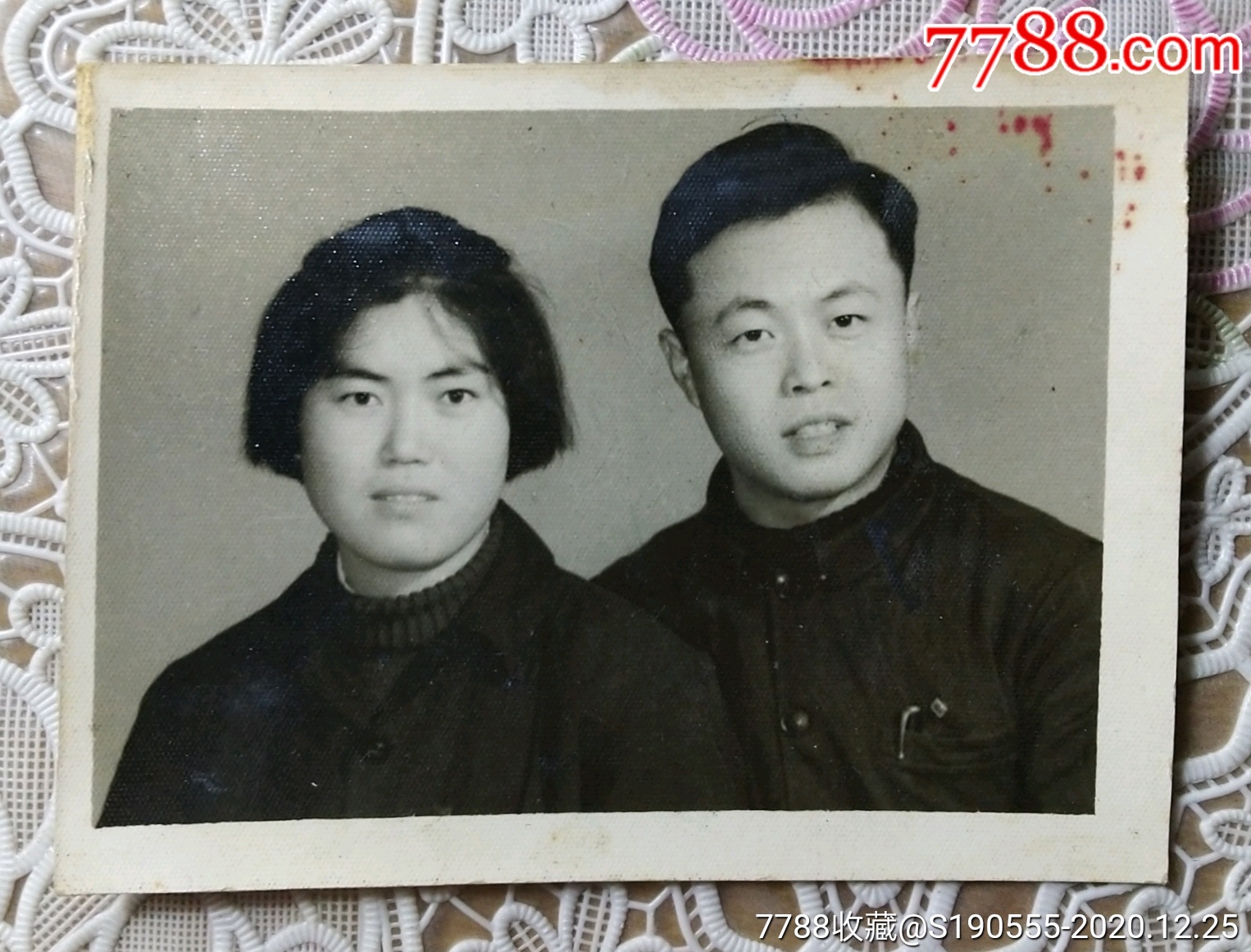 60年代俊男青年与短发女青年夫妻二人合影老照片