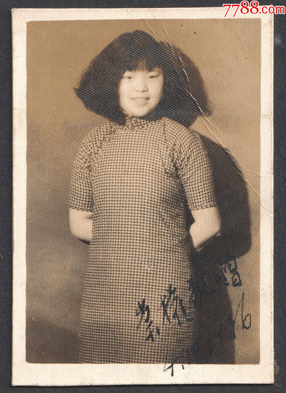 民国老照片,短发女孩儿旗袍老照片