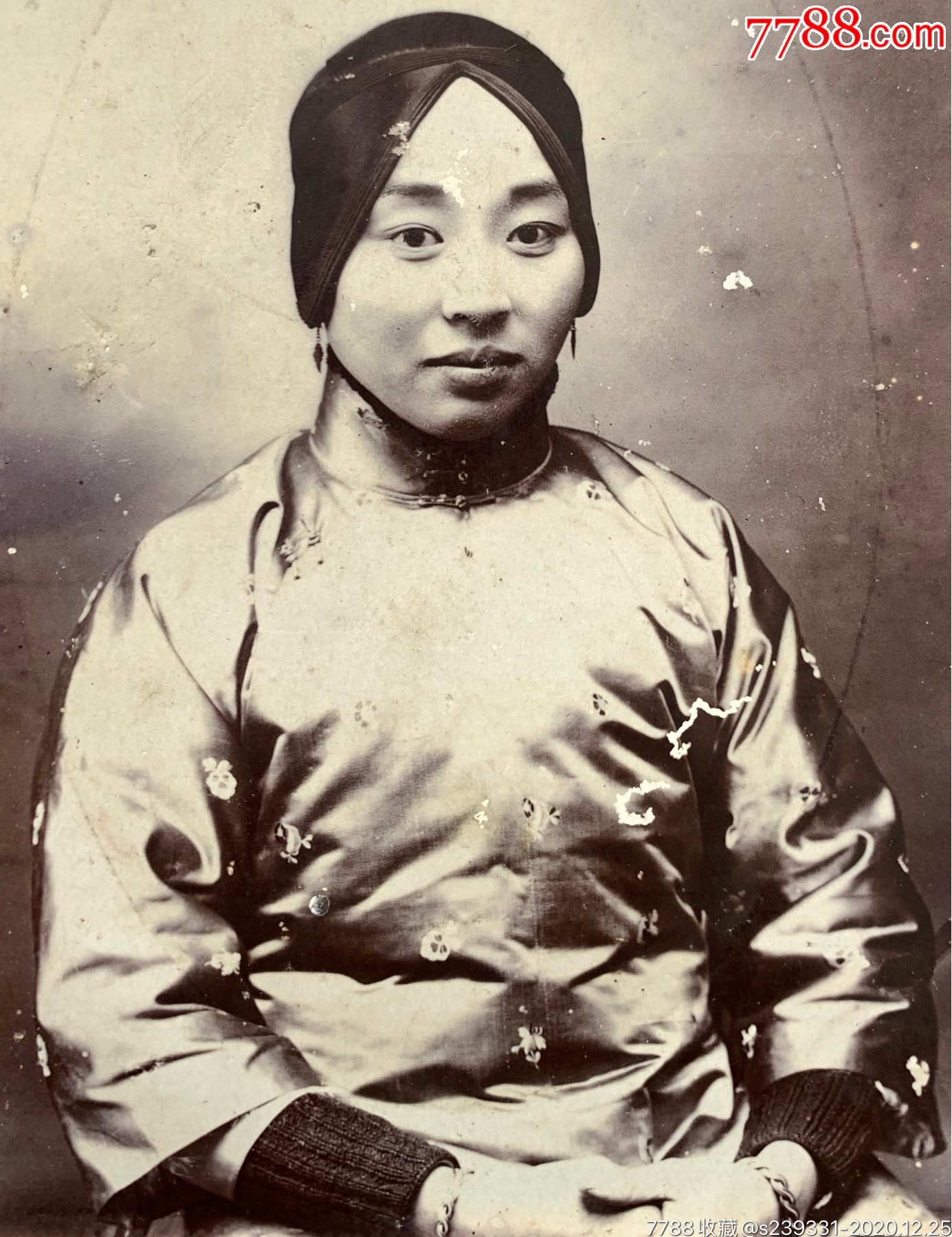 清末时期佩戴抹额身穿绫罗旗袍贵妇蛋白肖像照一张(近代女子服饰变迁