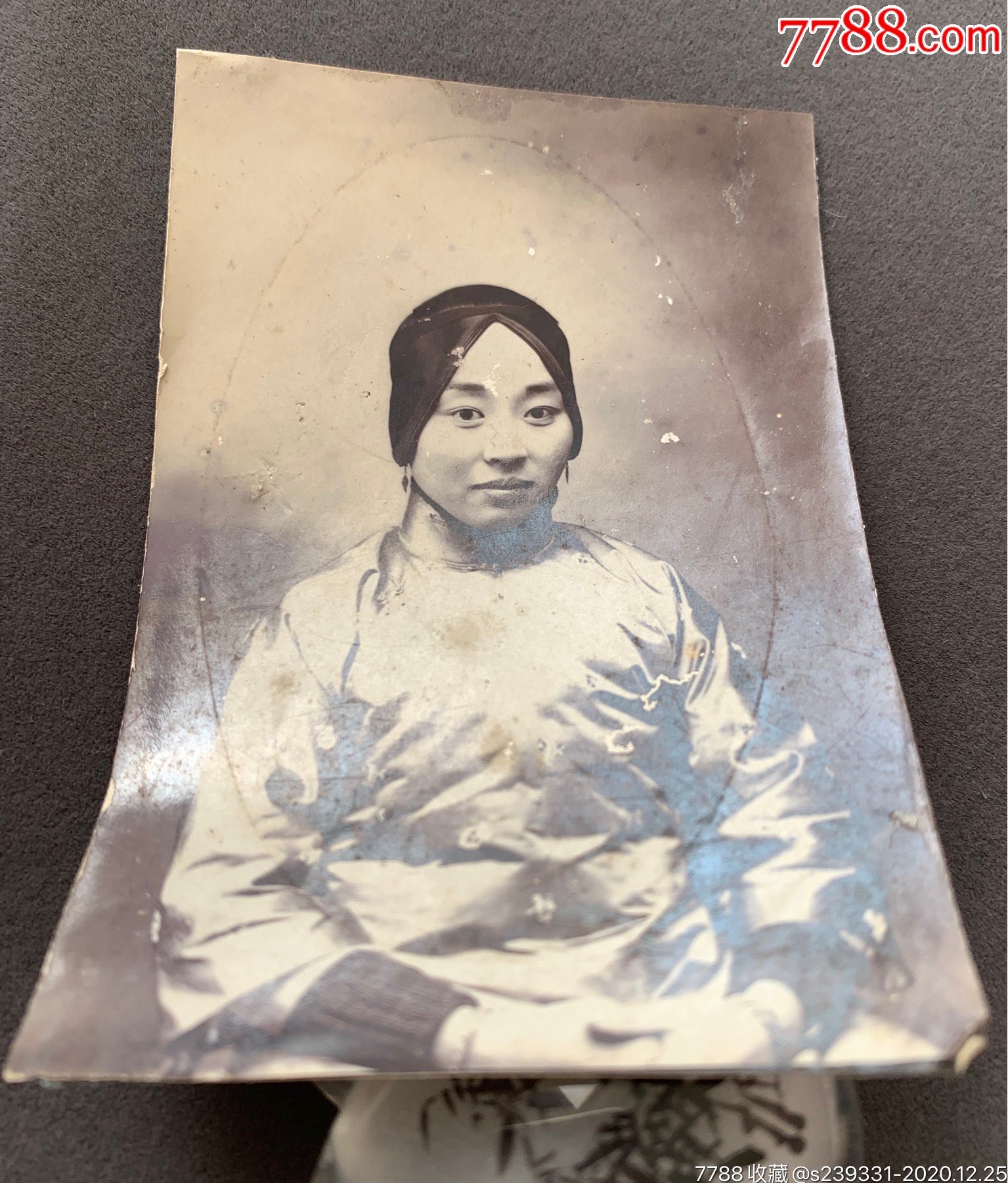 清末时期佩戴抹额身穿绫罗旗袍贵妇蛋白肖像照一张(近代女子服饰变迁