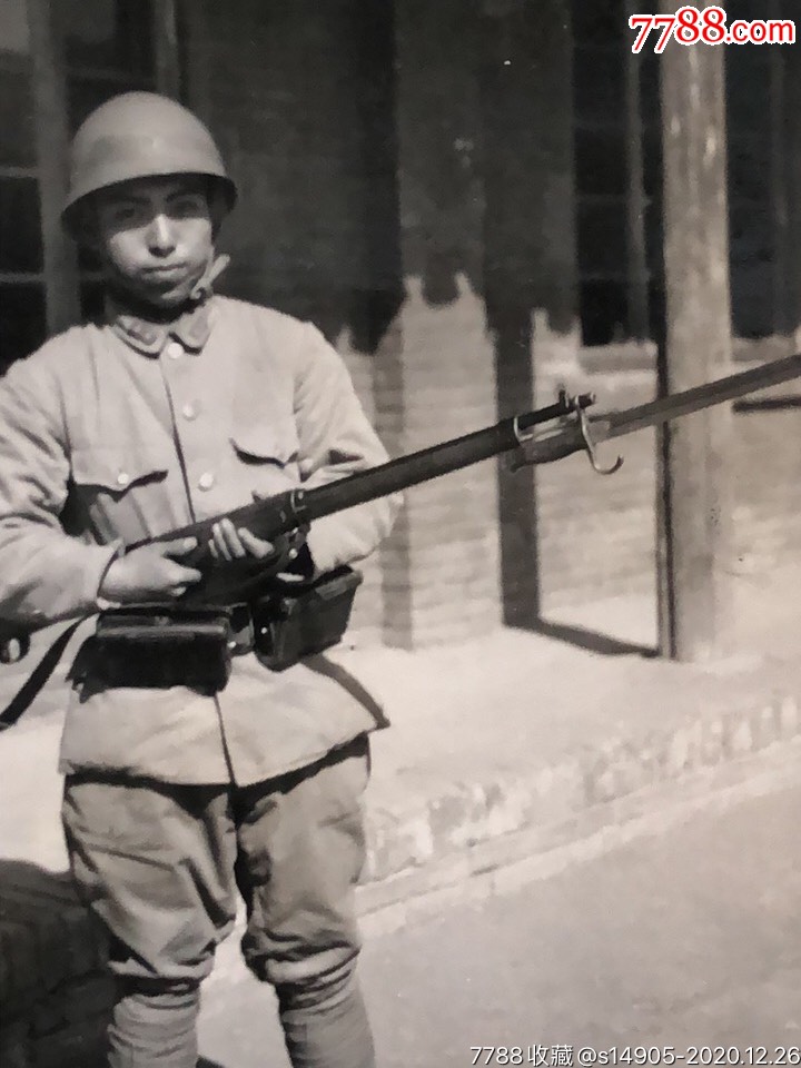 民国抗战时期戴着钢盔手拿上刺*的三八大盖的日本鬼子老照片-老照片