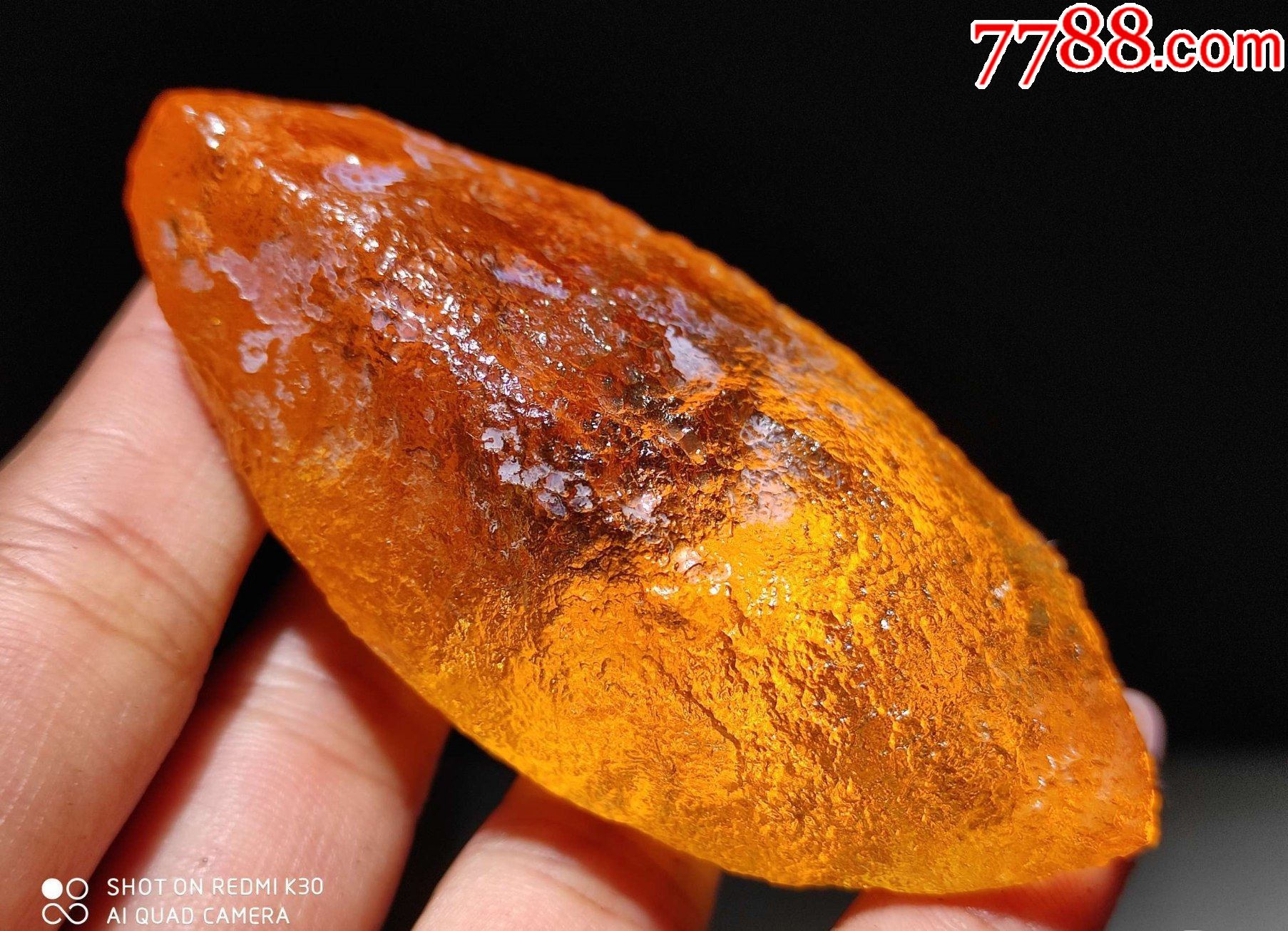 4488漂亮的金黄色新疆玻璃陨石76克