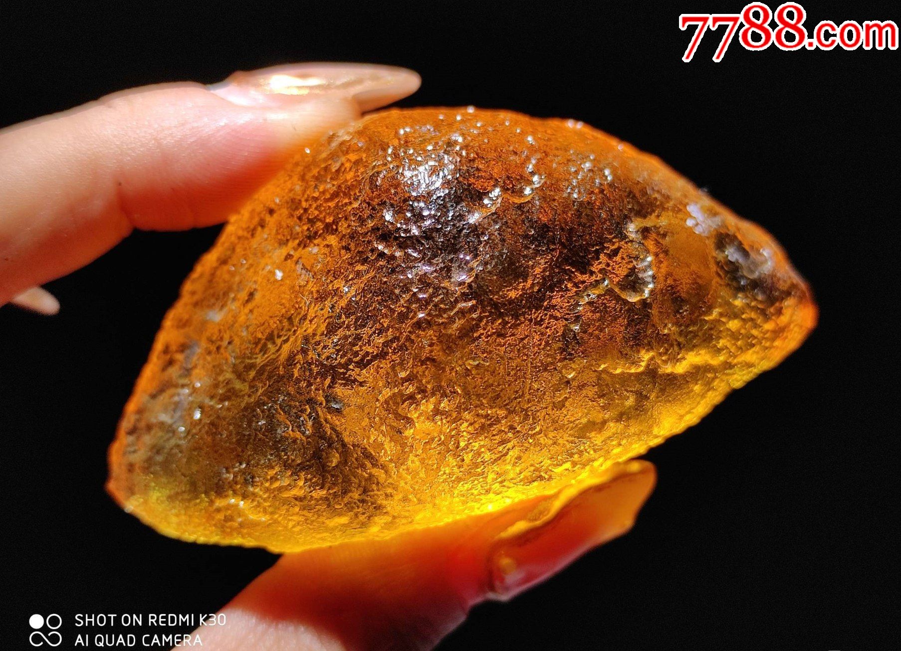 4488漂亮的金黄色新疆玻璃陨石76克