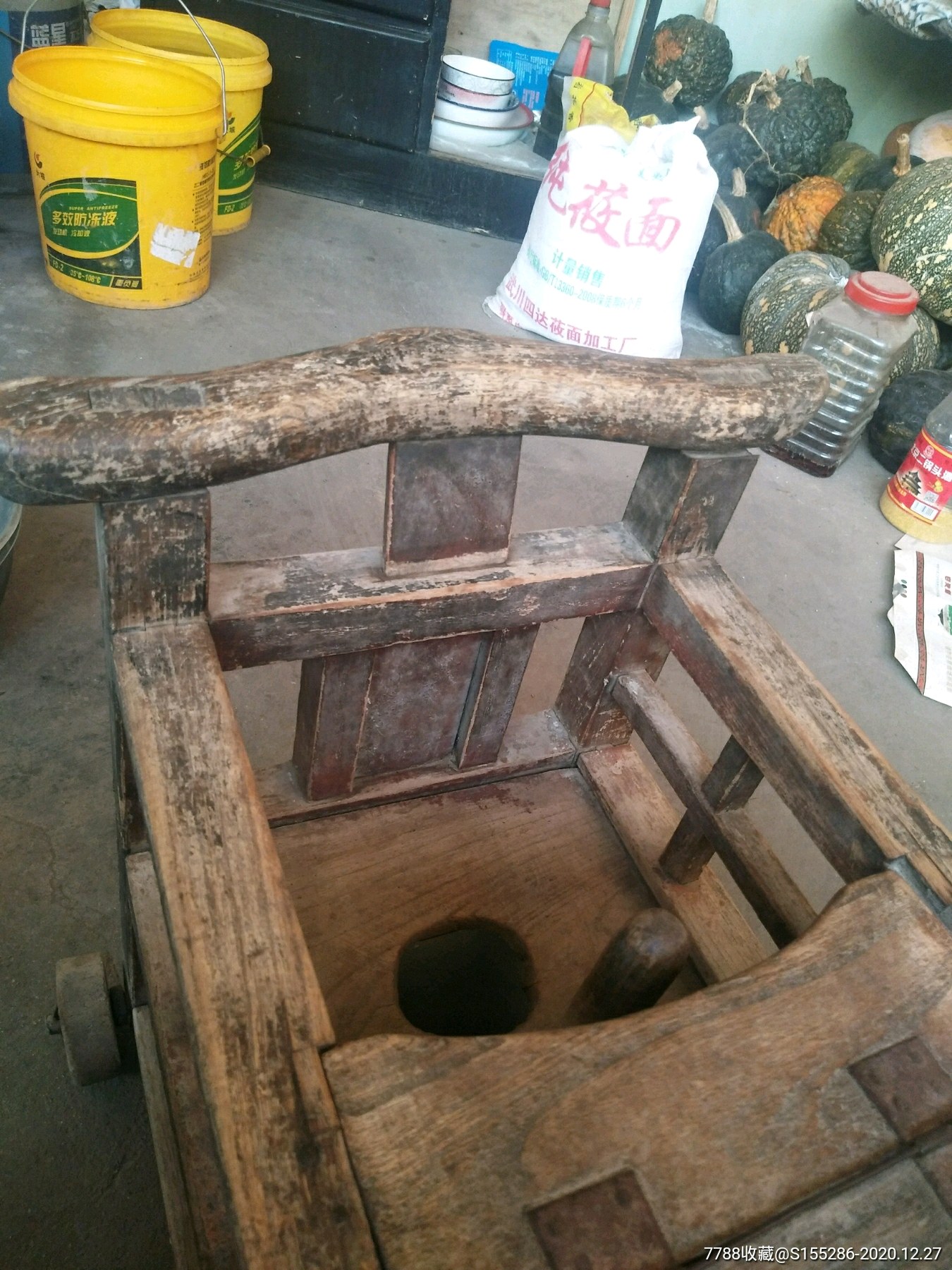 古代的婴儿车一辆品相不错过去的东西确实结实还可以使用包老包真