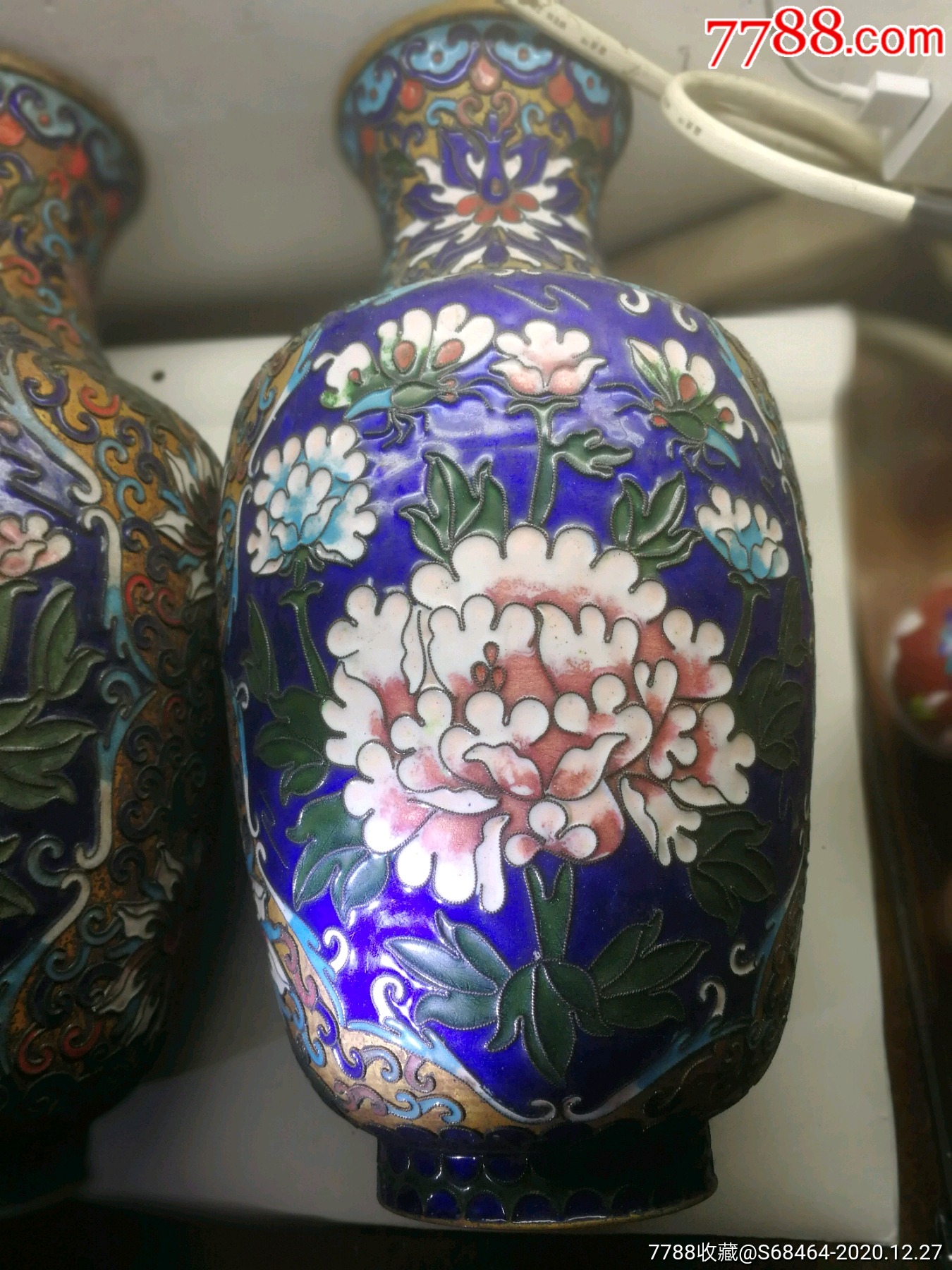 八十年代高29.5厘米铜胎掐丝珐琅彩洋莲花图大花瓶一对