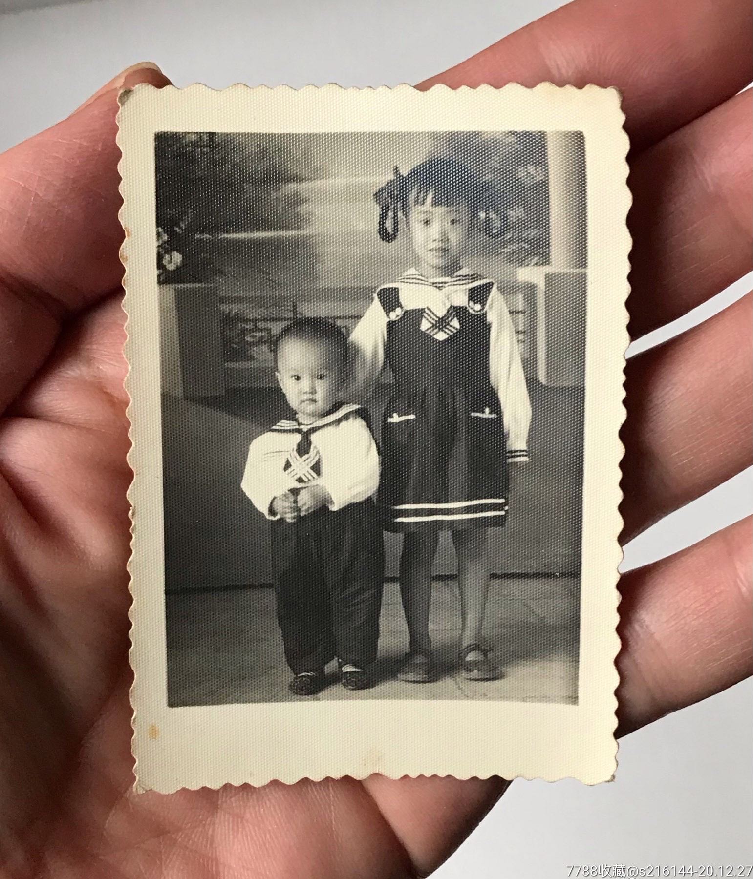 老照片/盛装打扮姐弟俩