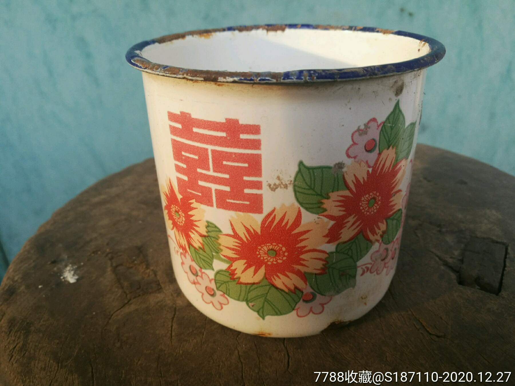 双喜花卉纹三菱形唐瓷缸子
