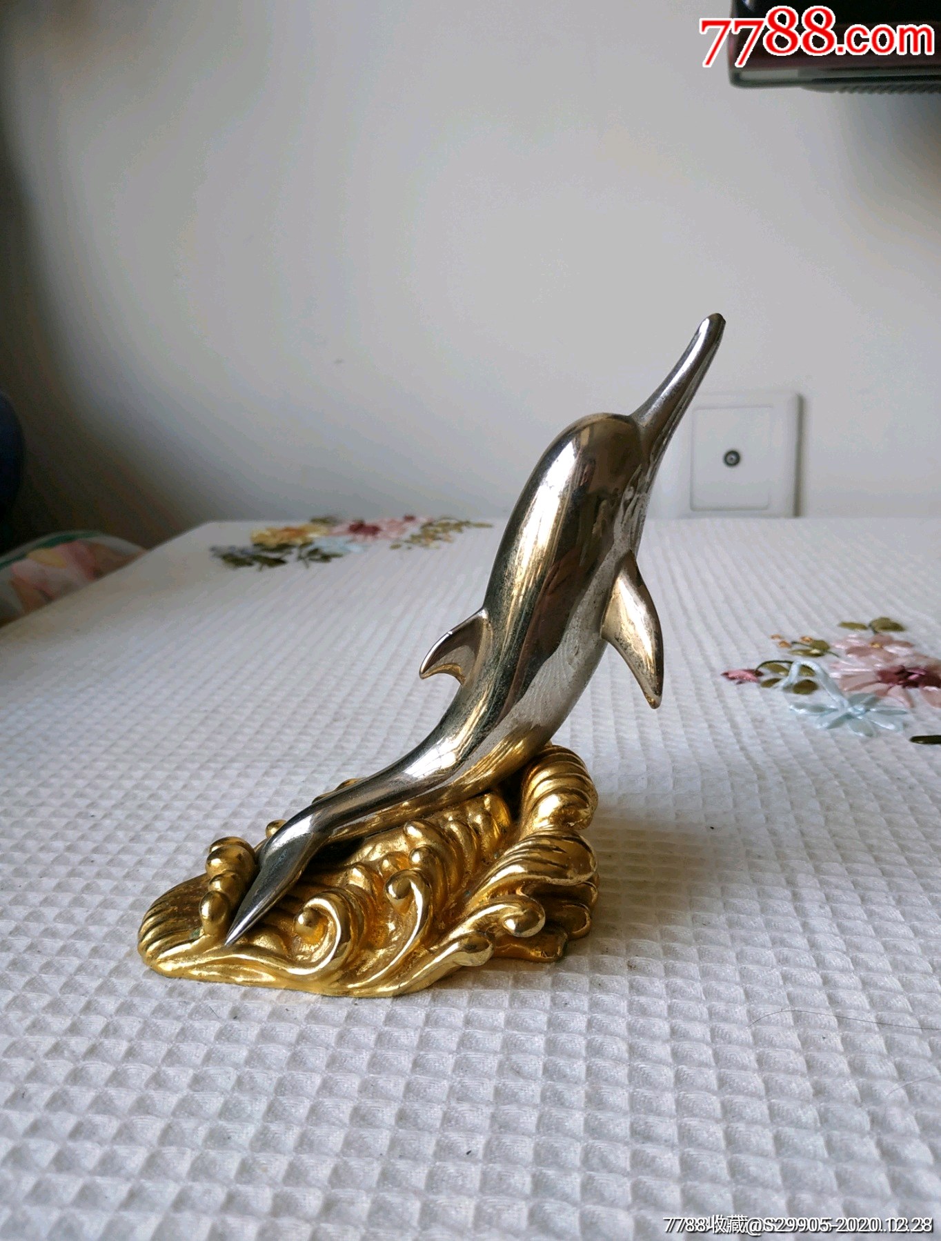 文革时期:铜雕海豚摆件