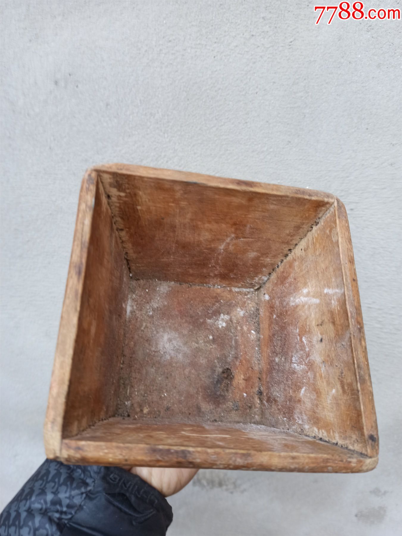 木头升子品相完好如图所示