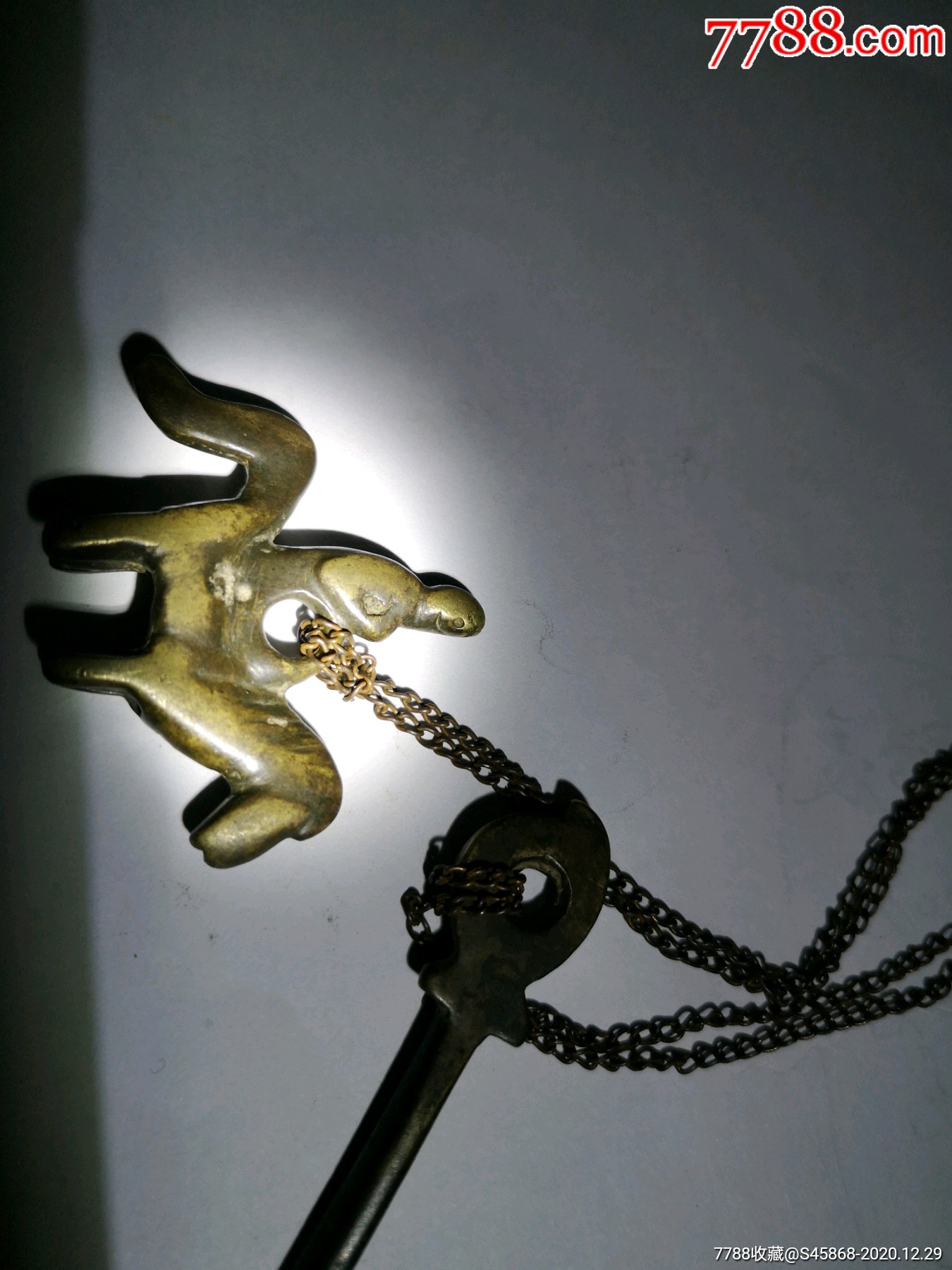 明或清代铜制马上封侯挂件,原有链子,链子上挂有铜件,不认识,请自鉴