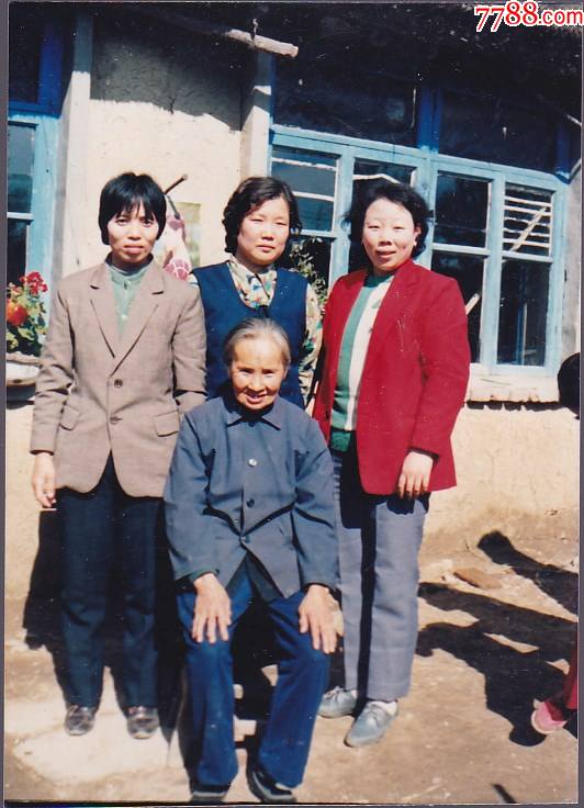 三女子与老娘合影